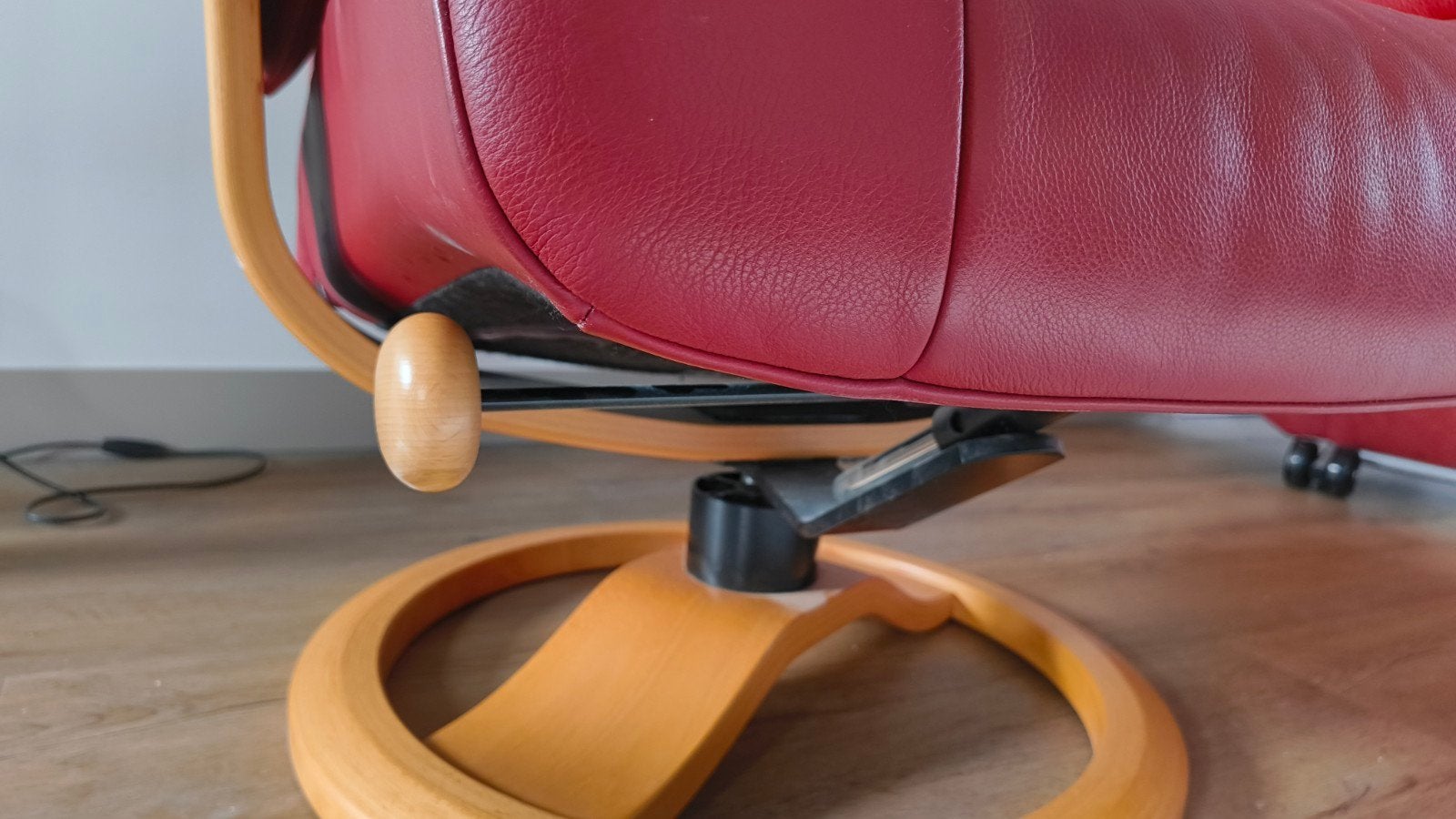 Foto 5 van Comfortabele rode leren relaxfauteuil met houten onderstel
