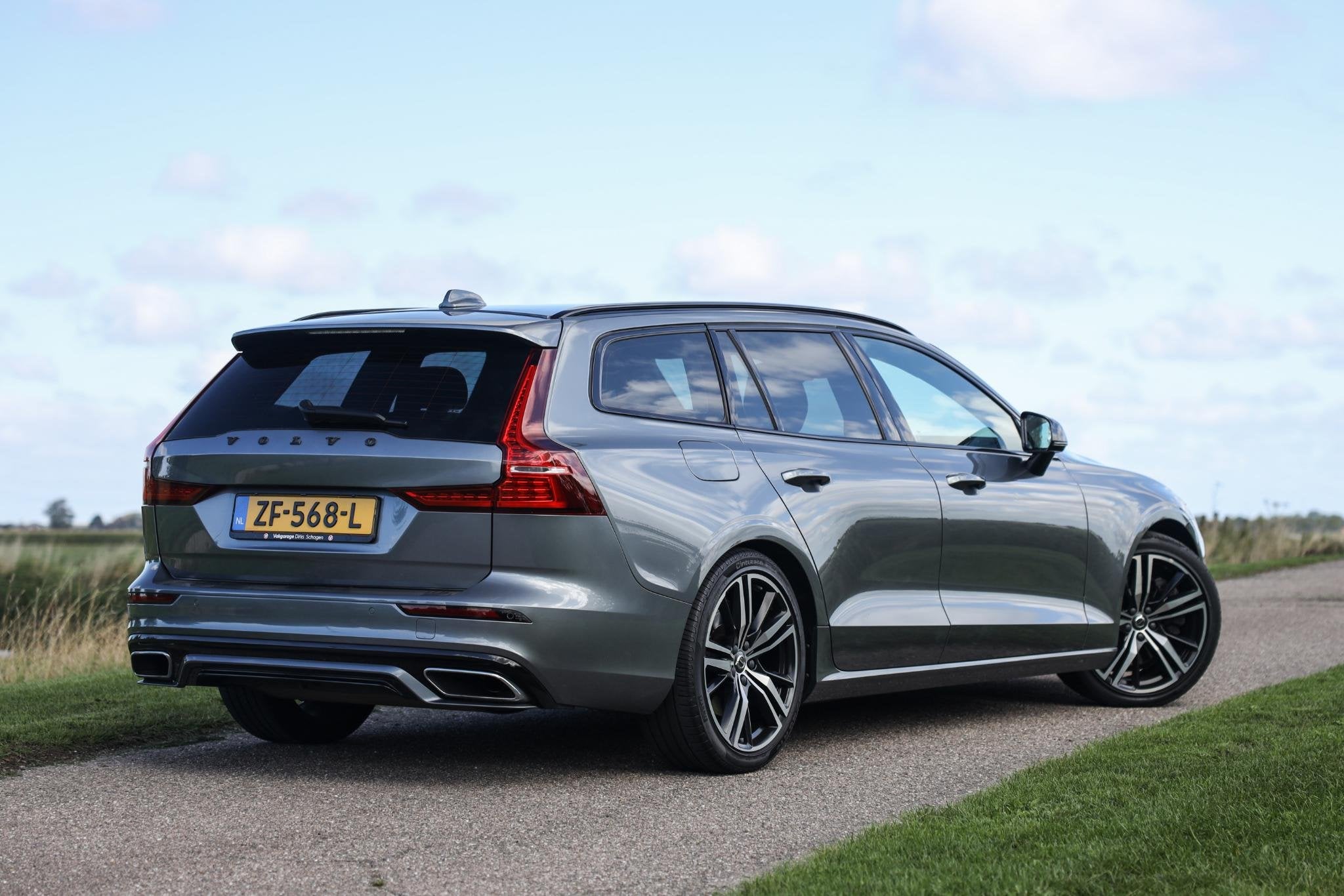 Volvo V60 2.0 T5 250 PK R-Design  LED  CarPlay  19, Auto's, 15 km/l, Euro 6, 4 cilinders, 1969 cc