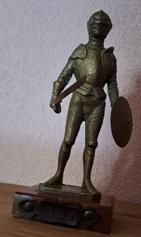 Bronzen beeldje van een ridder op houten sokkel, Ophalen of Verzenden, Brons