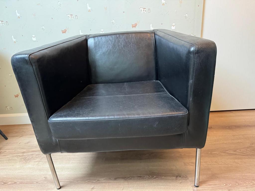 Fauteuil zwart leder, Ophalen, Zo goed als nieuw, 50 tot 75 cm