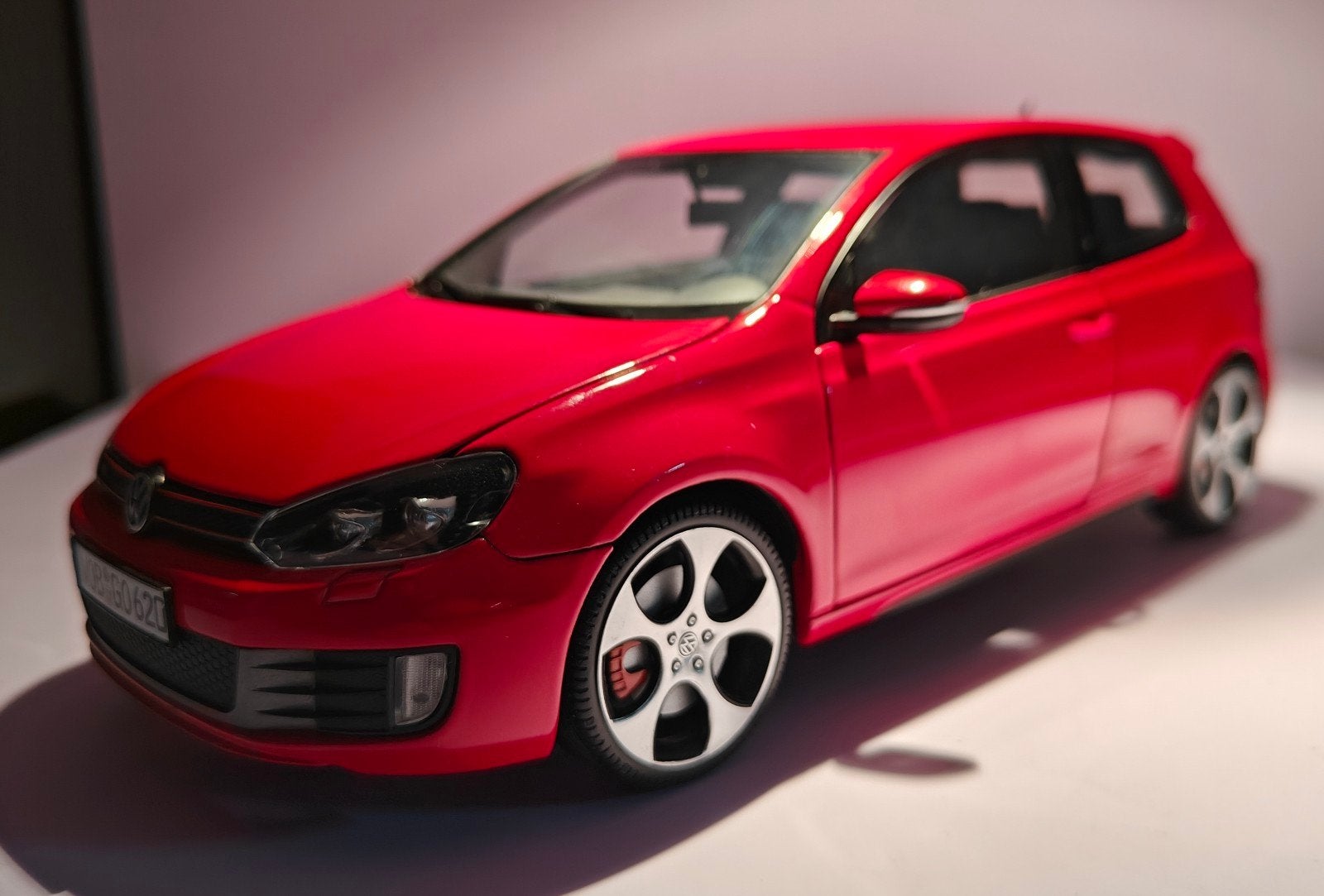 Volkswagen Golf MK6 GTi2009 geruit interieur rood Norev 1:18, Ophalen of Verzenden, Zo goed als nieuw, Auto, Norev