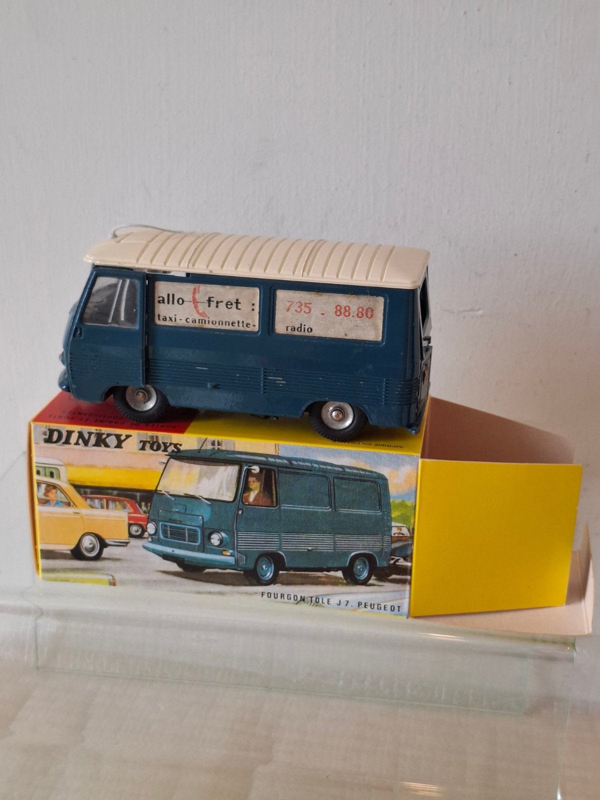 Originele Dinky toys France 570 Peugrot J7 Allo Fret in een, Hobby en Vrije tijd, Ophalen of Verzenden, Gebruikt, Auto, Dinky Toys