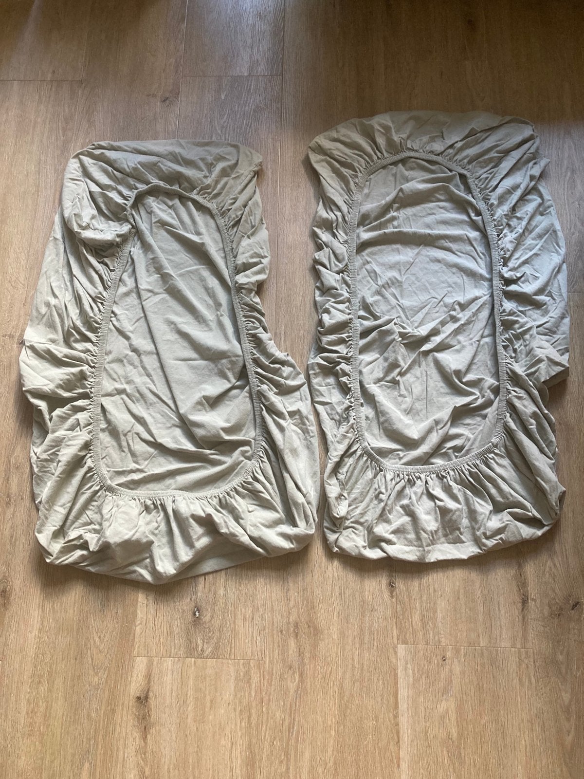 2x hoeslaken groen peuterbed, Eenpersoons, Hoeslaken of Sloop, Ophalen of Verzenden, Zo goed als nieuw