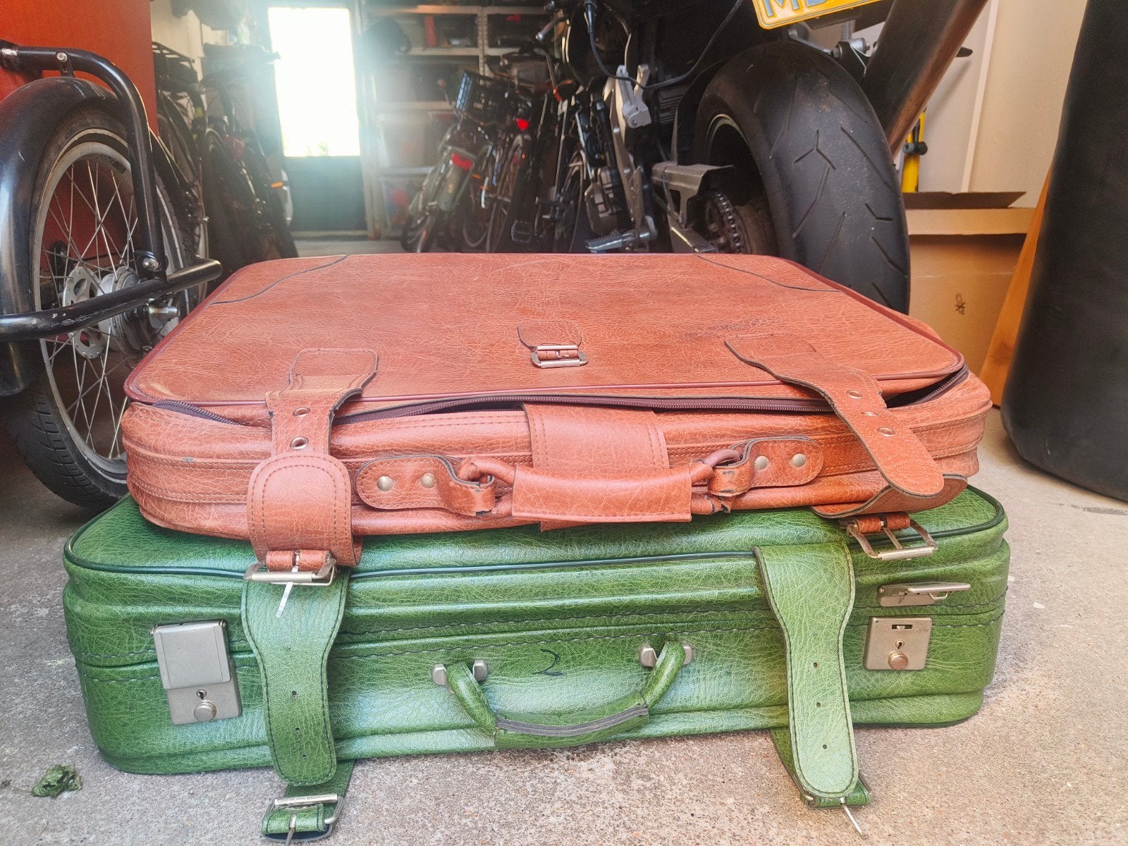 Vintage Koffer Set: Bruin en Groen, 60 tot 70 cm, Gebruikt, Hard kunststof, 45 tot 55 cm
