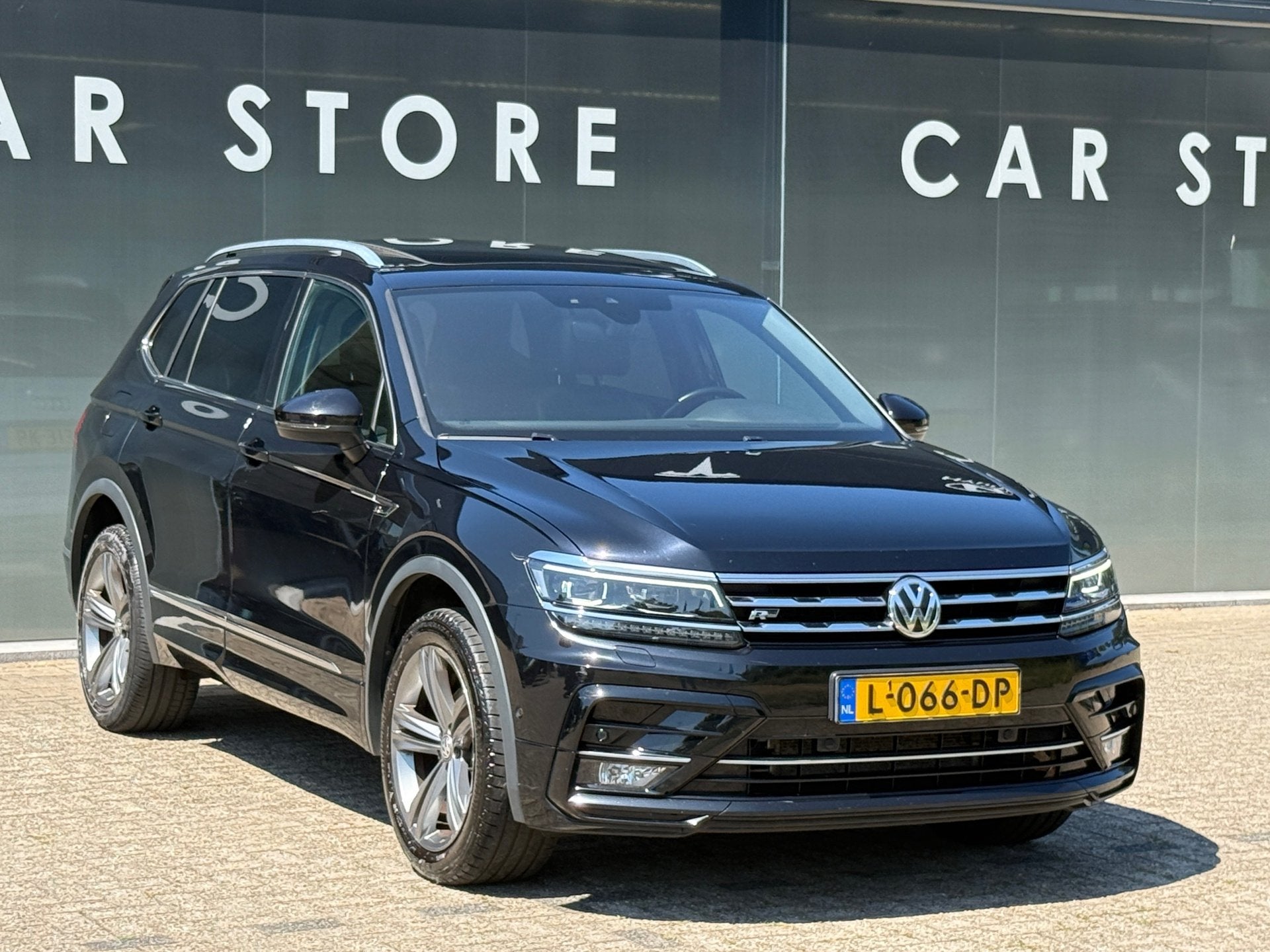 Volkswagen Tiguan Allspace 1.5 TSI Highline R-Line 7pers Pan, Auto's, Volkswagen, 4 cilinders, 150 pk, 7 stoelen, Zwart