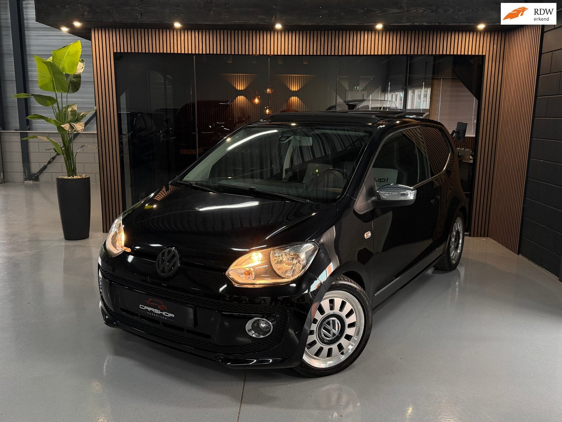 Volkswagen Up! 1.0 MPI high up! 75PK PANO/CRUISE/STOELVRM, Voorwielaandrijving, Stof, Gebruikt, 840 kg