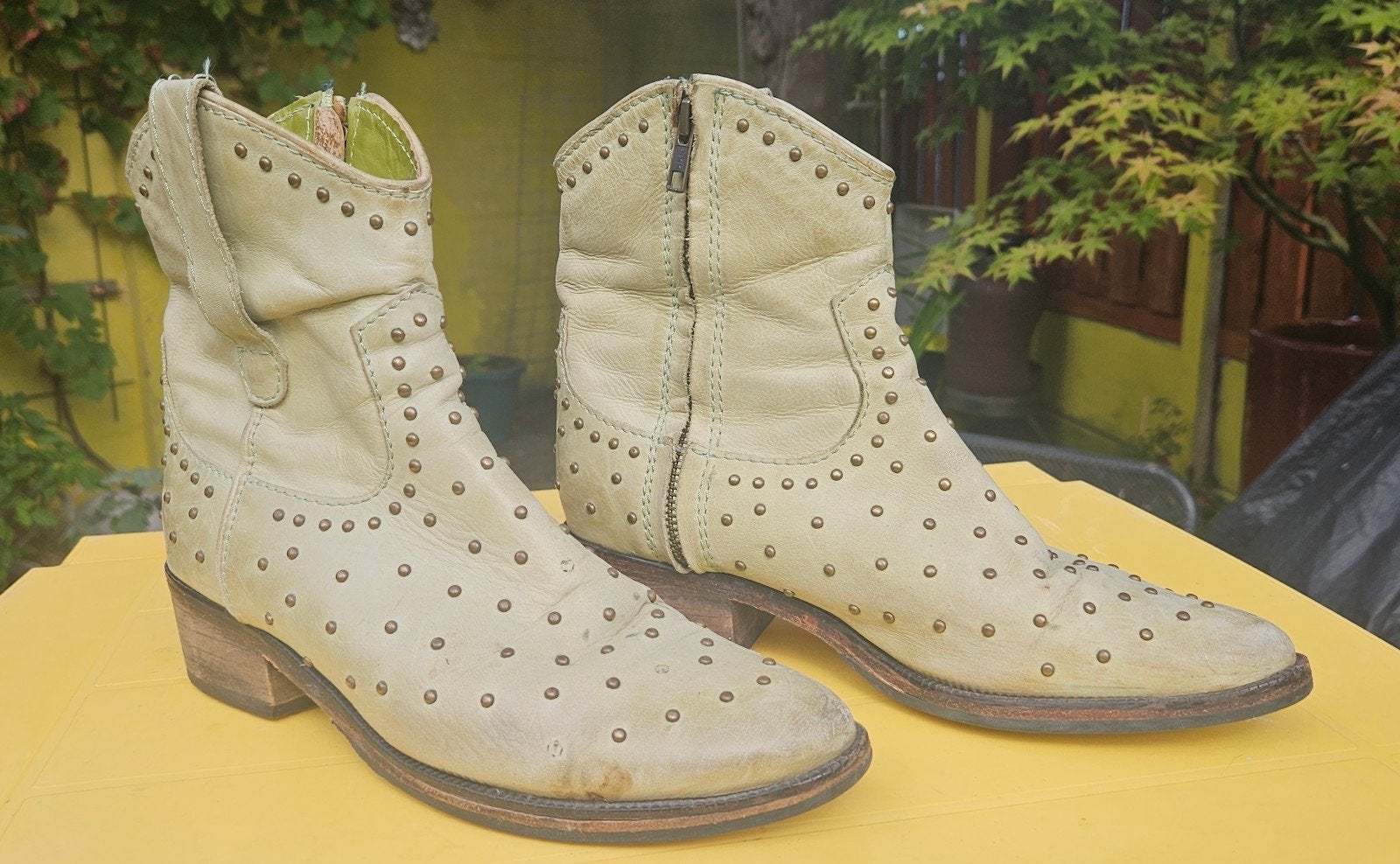 Lichtgroene leren zomer cowboylaarzen met studs - Maat 39, Kleding | Dames, Ophalen of Verzenden, Gedragen, Beige, Lage of Enkellaarzen