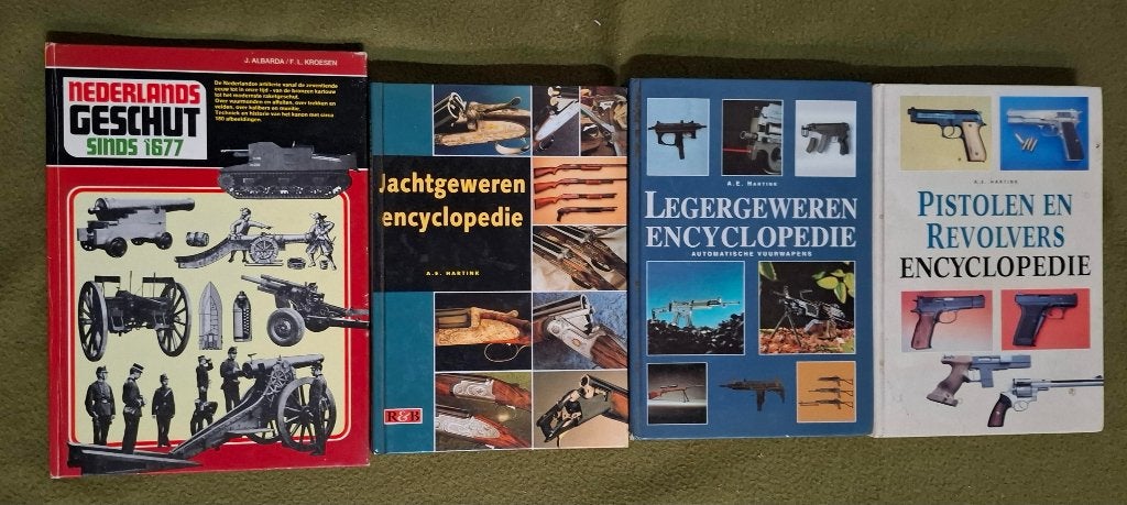4 x encyclopedie wapens (pistolen//revolvers/ (jacht)geweren, Ophalen of Verzenden, Gelezen, Overige onderwerpen