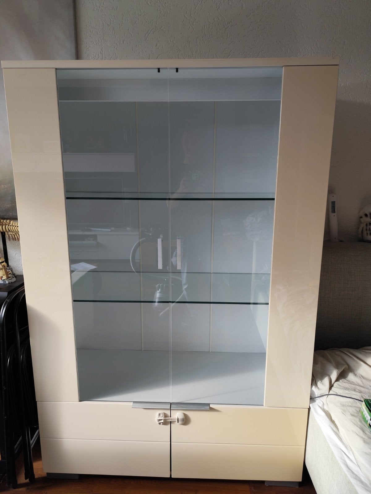 Moderne Vitrinekast met Glazen Deuren en Planken, Huis en Inrichting, Ophalen, 50 tot 100 cm, Modern, 150 tot 200 cm