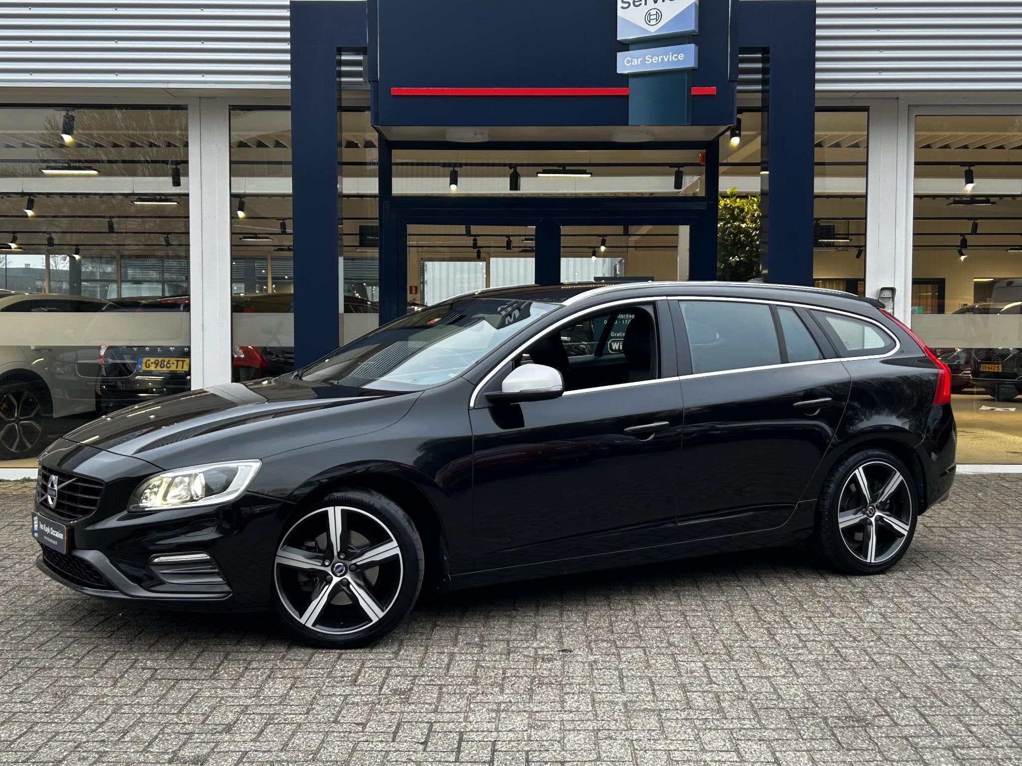 Volvo V60 1.5 T3 Nordic+ Sport / Automaat / NL-Auto / Dealer, Auto's, Volvo, 4 cilinders, Zwart, Origineel Nederlands, 152 pk