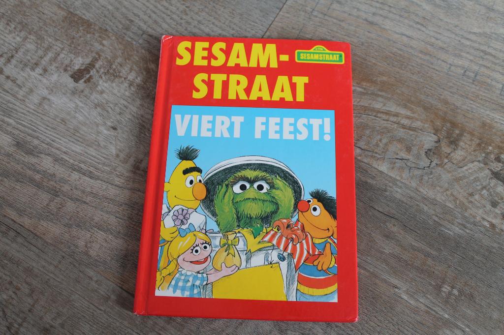 Sesamstraat viert feest - Sesamstraat, Fictie algemeen, Ophalen of Verzenden, Sesamstraat, Zo goed als nieuw