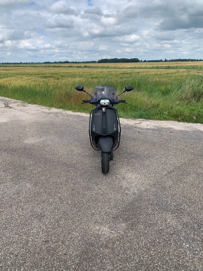 Vespa Sprint 2020 mat Zwart (incl. beenkleed en 2 helmen), Fietsen en Brommers, Scooters | Vespa, Ophalen, Gebruikt, Maximaal 45 km/u