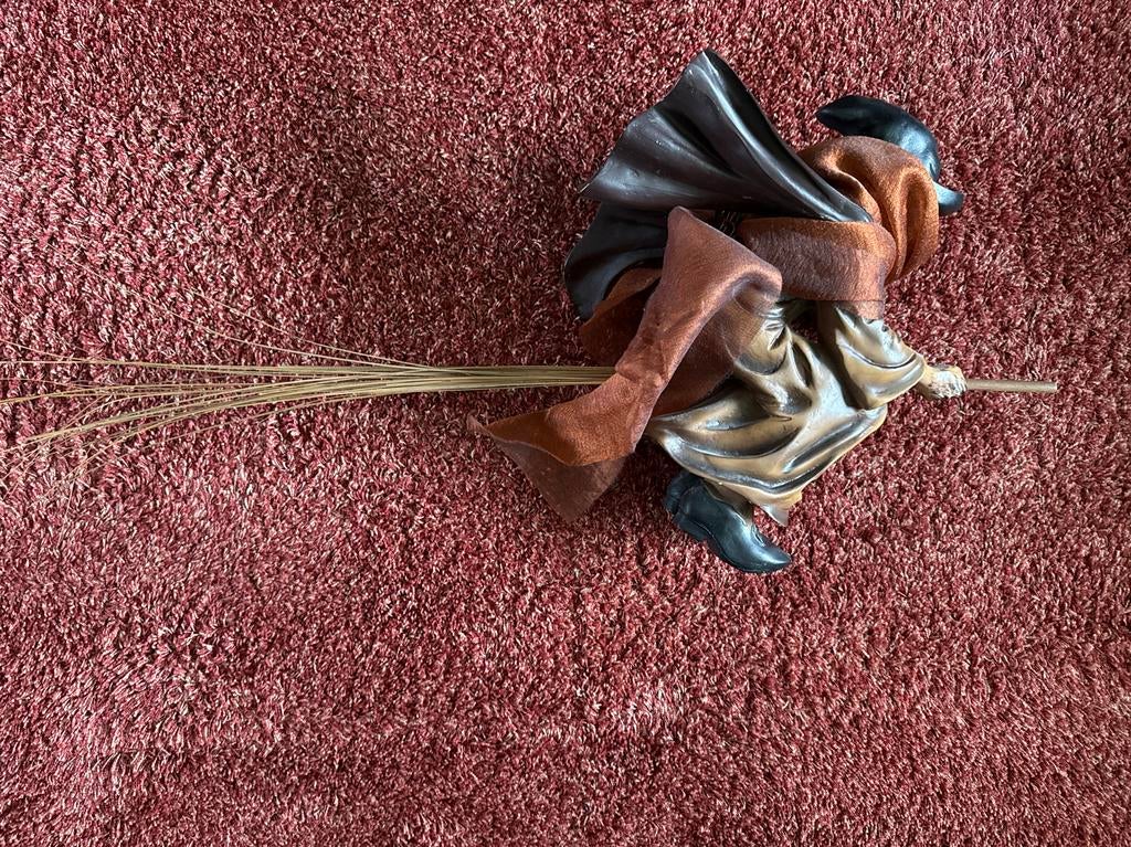 Hangende Heks met Bezemsteel - Decoratie uit de Heksenketel, Huis en Inrichting, Ophalen, Gebruikt