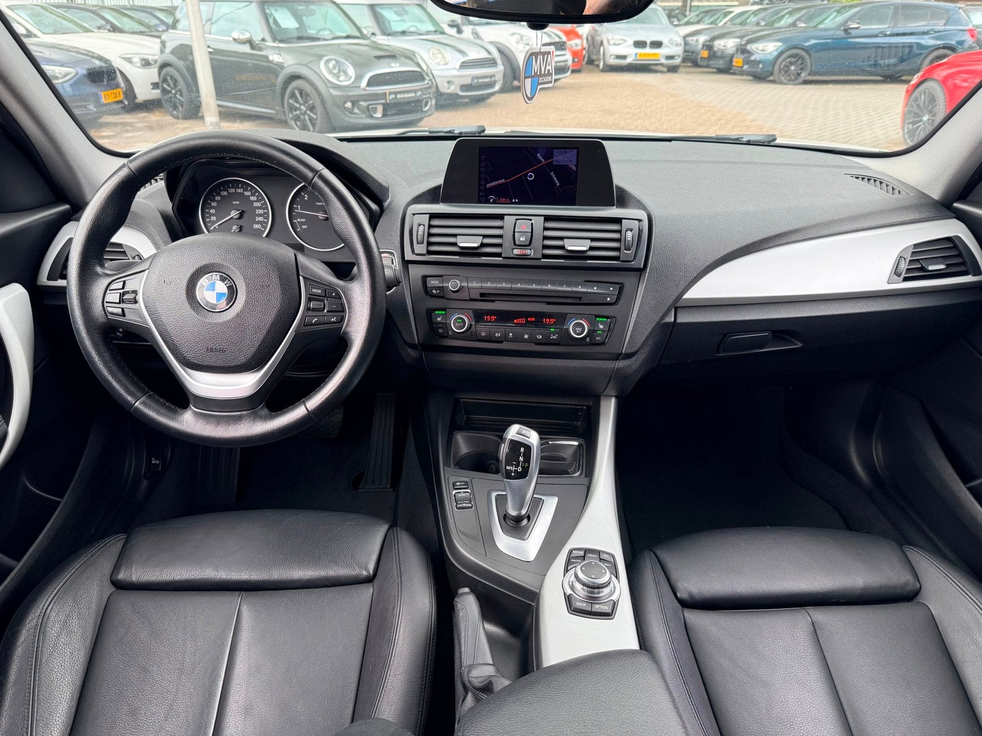 BMW 1-serie 118i Upgrade Edition Sport|Nieuwe Ketting + Klep, Auto's, BMW, Euro 5, Achterwielaandrijving, Gebruikt, Zwart