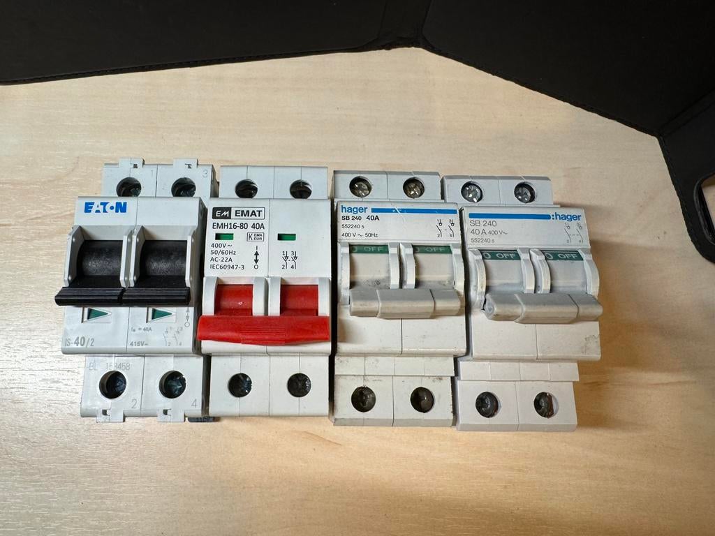 Hoofdschakelaars 40A 2P Eaton Hager EMAT set, Hobby en Vrije tijd, Elektronica-componenten, Ophalen of Verzenden, Gebruikt