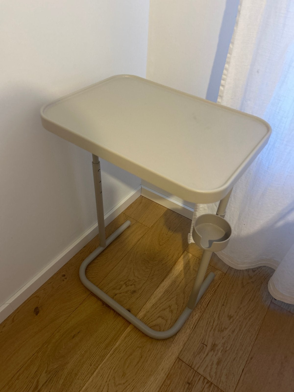Verstelbaar bijzettafeltje / laptoptafel met bekerhouder, Huis en Inrichting, Tafels | Bijzettafels, Ophalen, Gebruikt, 60 cm of meer