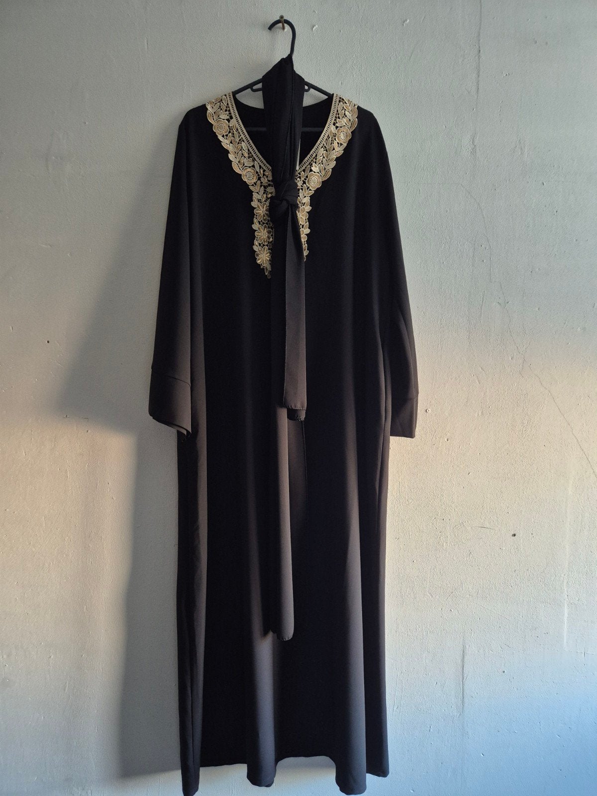 Zwarte Abaya met Gouden Borduurwerk NIEUW, Kleding | Dames, Zwart, Maat 42/44 (L), Ophalen of Verzenden, Onder de knie