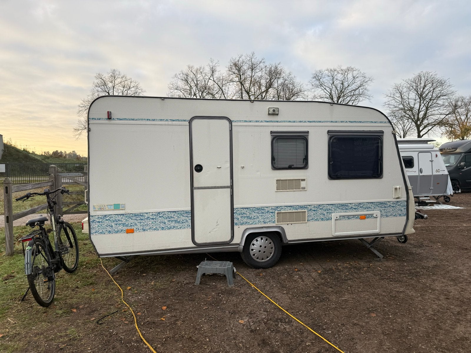 EXTRA Fotos! Adria WO60DD Caravan - 1997 - Prima Staat, Caravans en Kamperen, Overige typen, Rondzit, Koelkast, 750 - 1000 kg