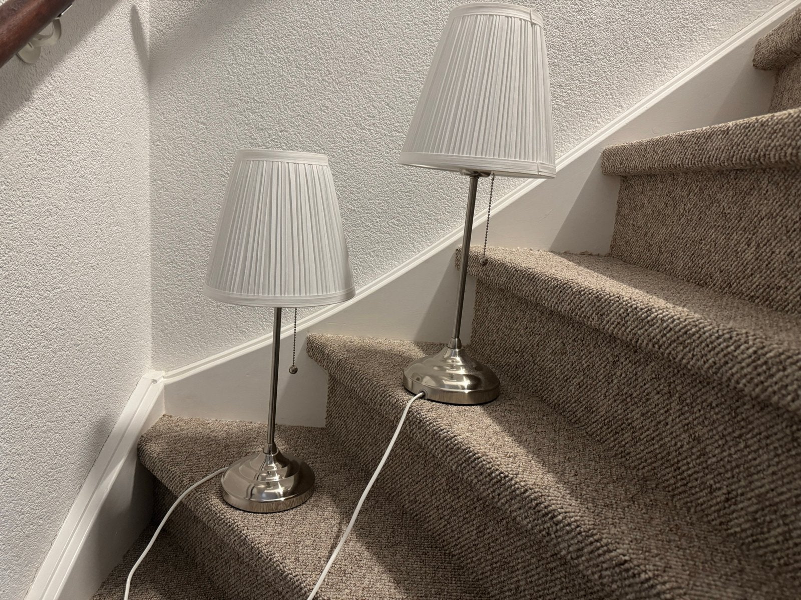 Twee moderne tafellampen met witte plissé kappen, 53 cm hoog, Wit, Overige merken, Overige fittingen, Ophalen of Verzenden