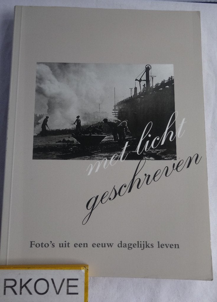 MET LICHT GESCHREVEN * EEN EEUW DAGELIJKS LEVEN * België *, Verzenden, Zo goed als nieuw, Europa