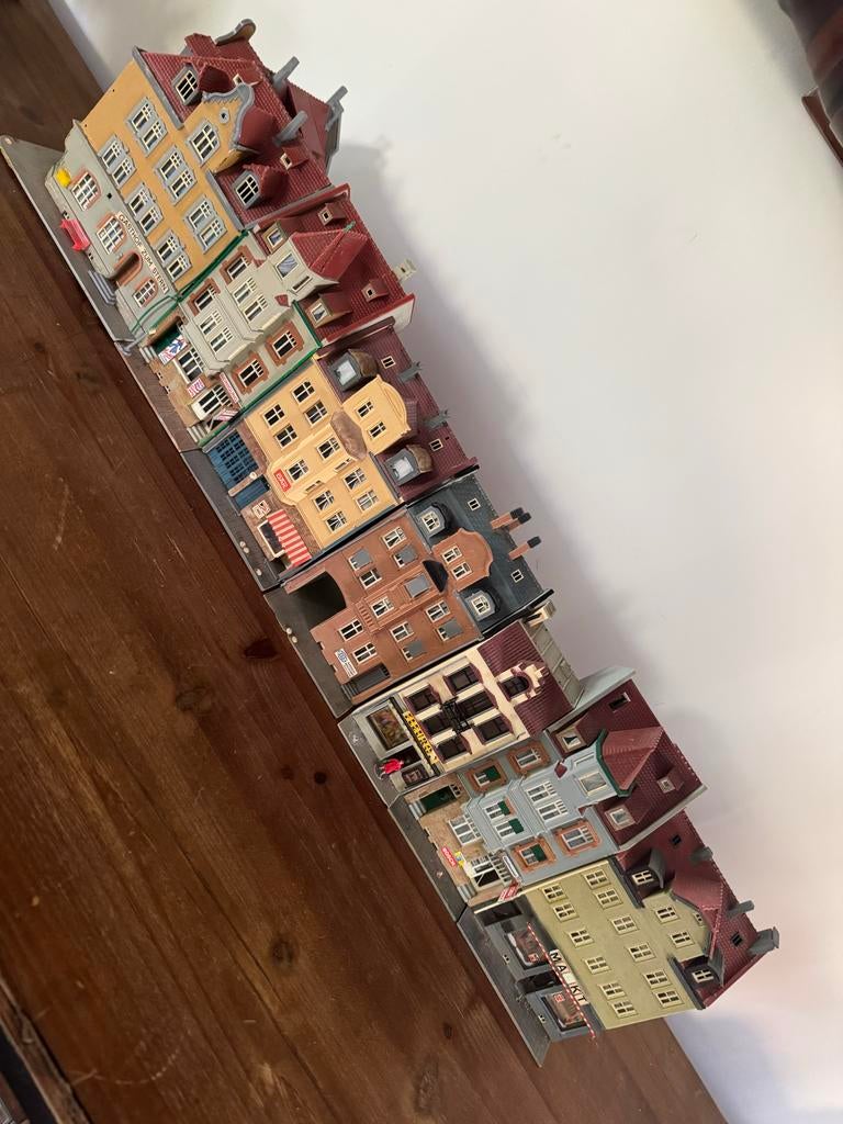 Kibri H0 Stadsstraat met winkels, appartementen en bedrijven, Hobby en Vrije tijd, Overige merken, Gebruikt, Gelijkstroom of Wisselstroom