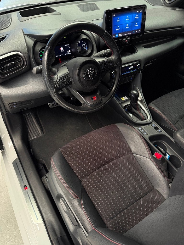 Toyota Yaris 1.5 Hybrid 130 GR SPORT HuD CarPlay Camera, Auto's, Toyota, 450 kg, Gebruikt, Zwart, Met garantie (alle)