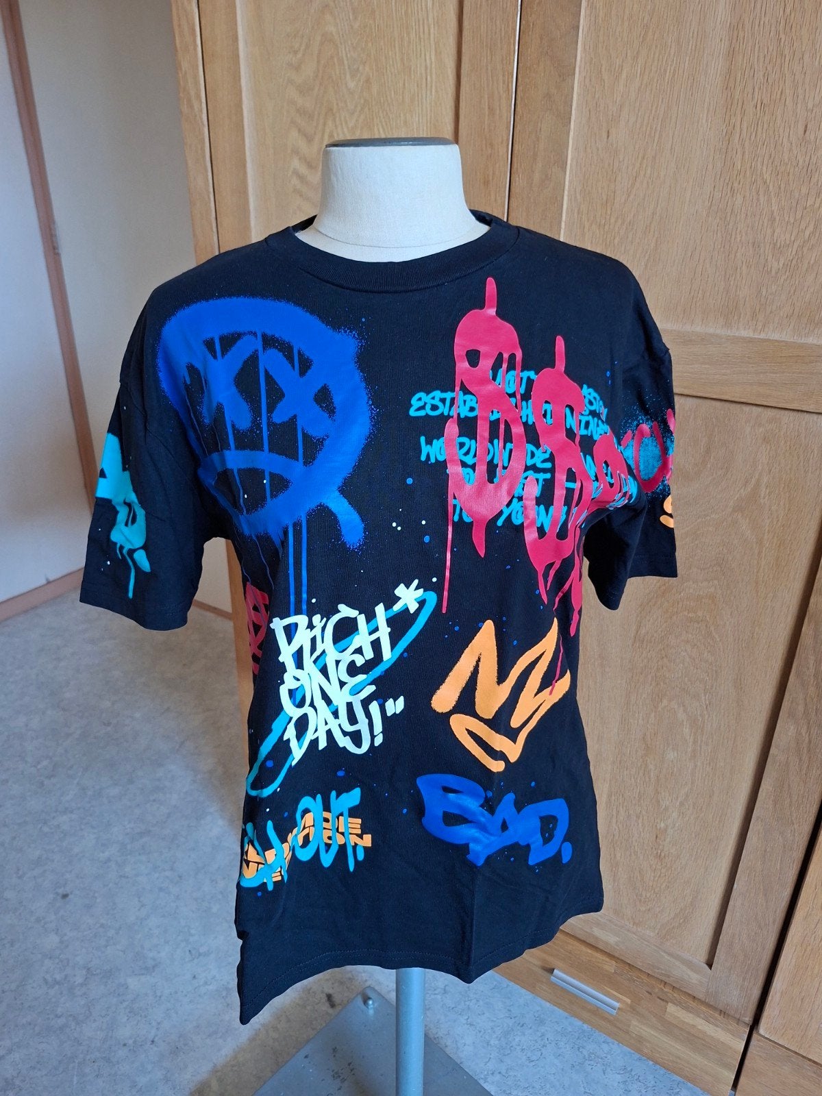 FSBN Relaxed Fit T-shirt met graffiti print - Maat XS, Kleding | Heren, T-shirts, Zwart, Ophalen of Verzenden, Zo goed als nieuw