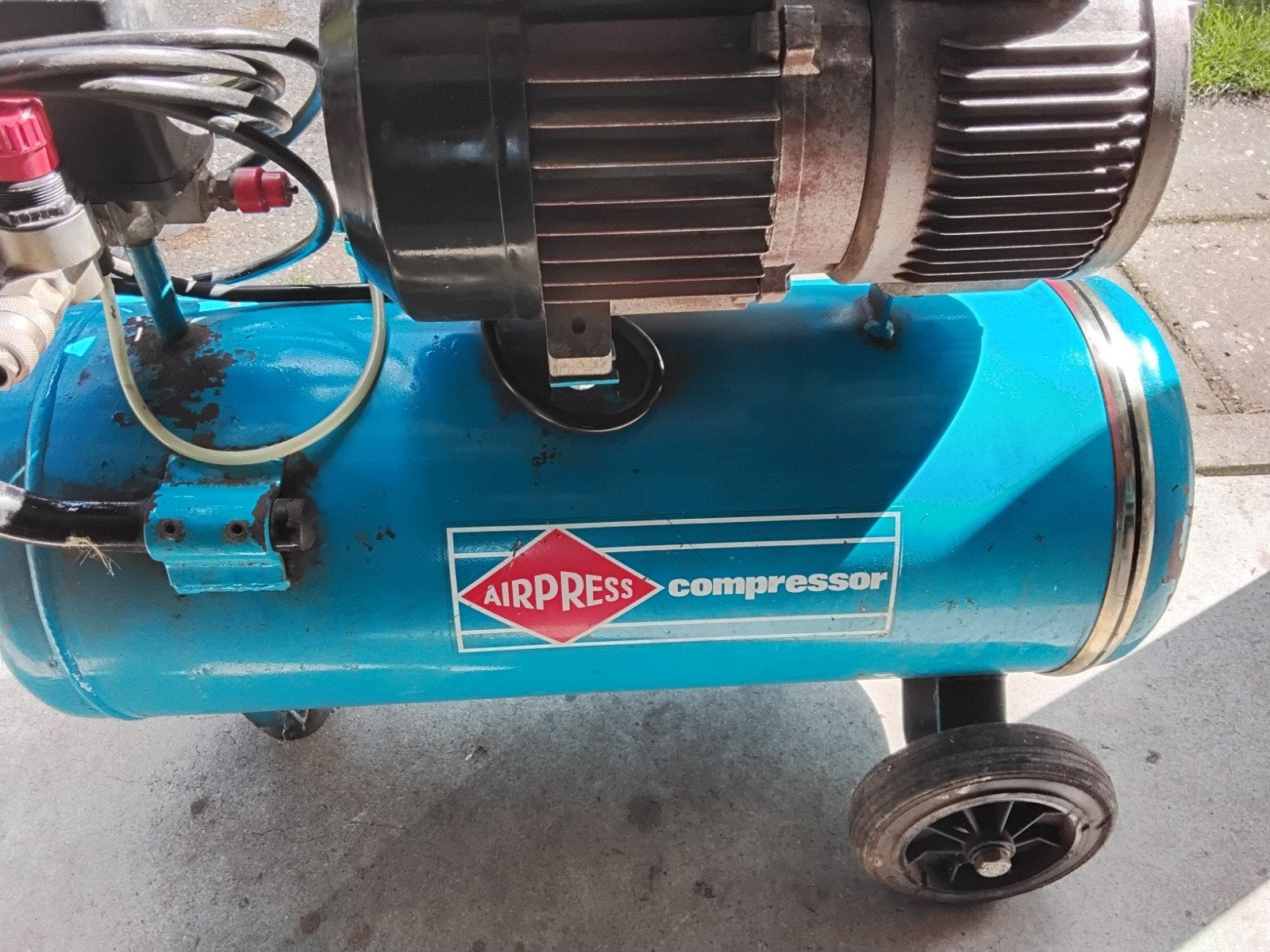 2 compressoren aangeboden - Airpress en Poppers, Doe-het-zelf en Verbouw, Compressors, Ophalen, Gebruikt, 6 tot 10 bar, 25 tot 100 liter