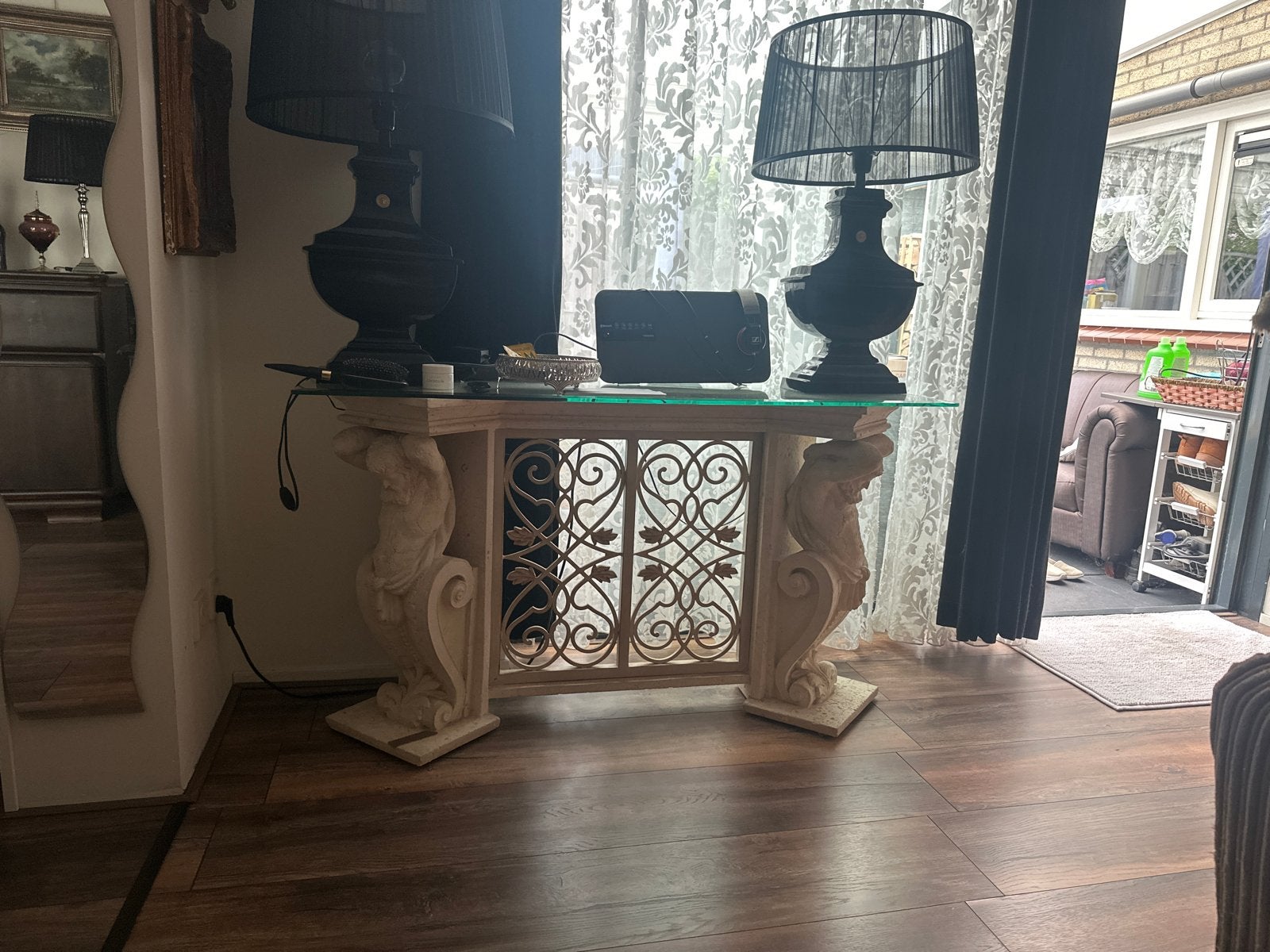 Decoratieve sidetable met glazen blad, Ophalen, Gebruikt, 100 tot 150 cm, Glas