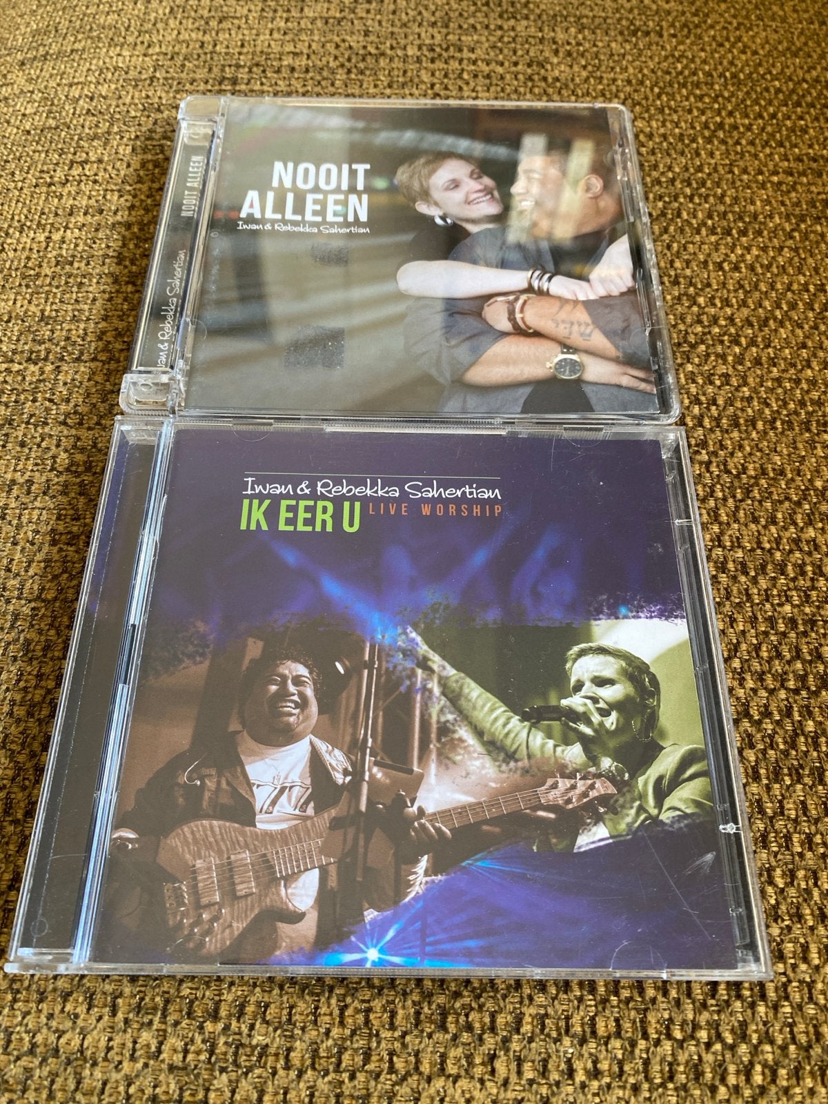 Iwan & Rebekka Sahertian - Nooit Alleen & Ik Eer U, Cd's en Dvd's, Inclusief DVD, Ophalen of Verzenden, Zo goed als nieuw, Christelijke pop