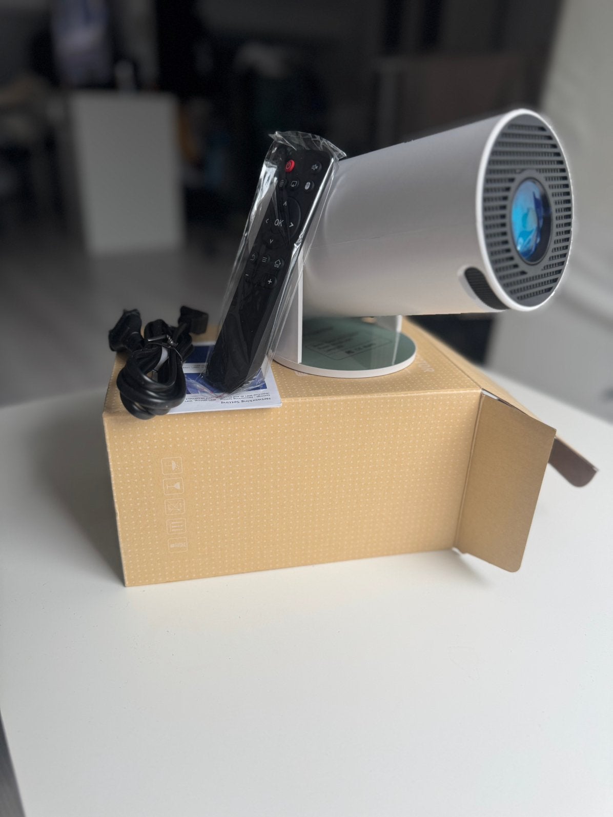 LED Beamer projector Utra HD tot 120 inch, Ophalen of Verzenden, Zo goed als nieuw, LED