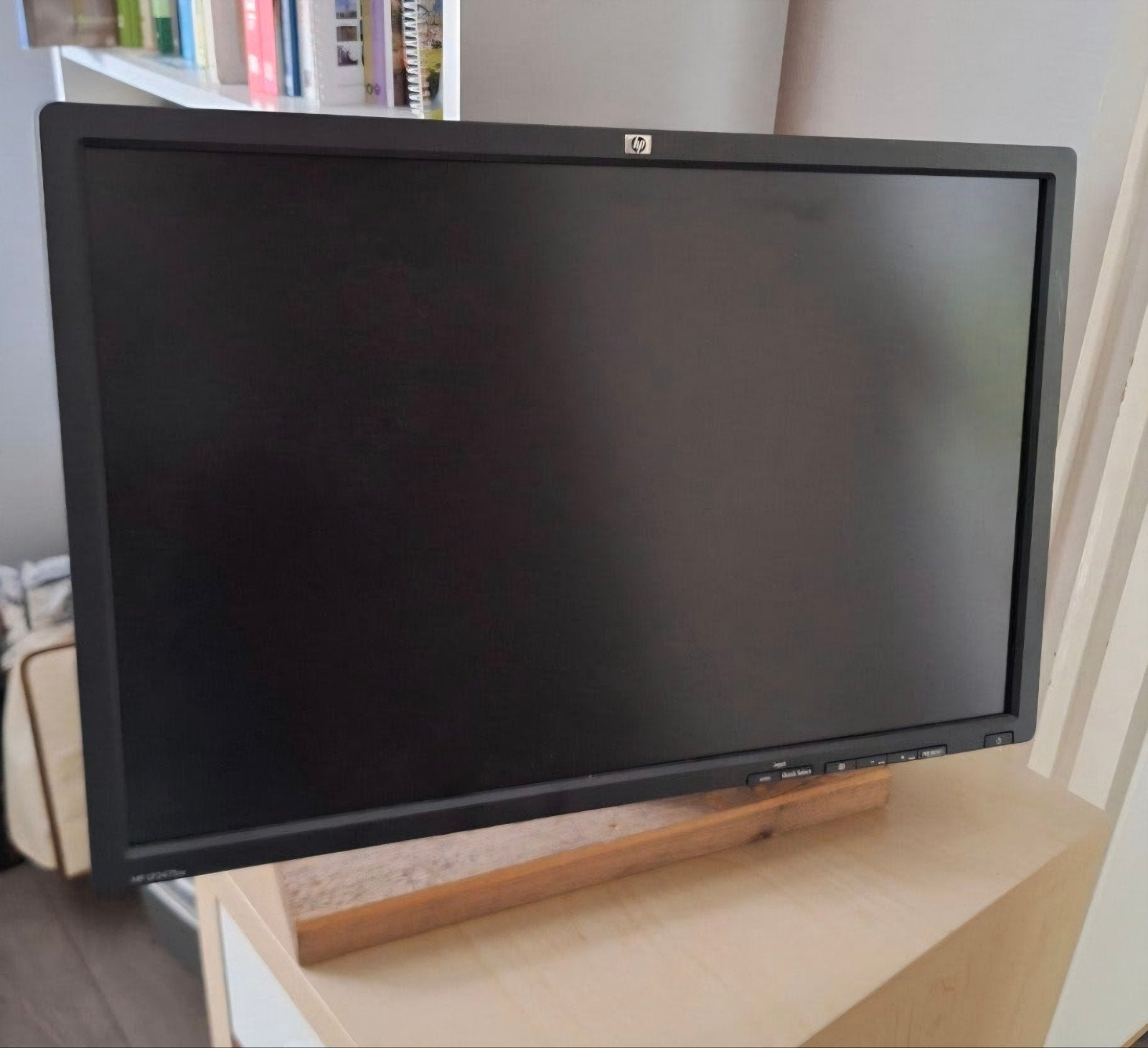 HP LP2475w Monitor 24" IPS WUXGA met unieke houten voet, Ophalen, Gebruikt, IPS, Kantelbaar