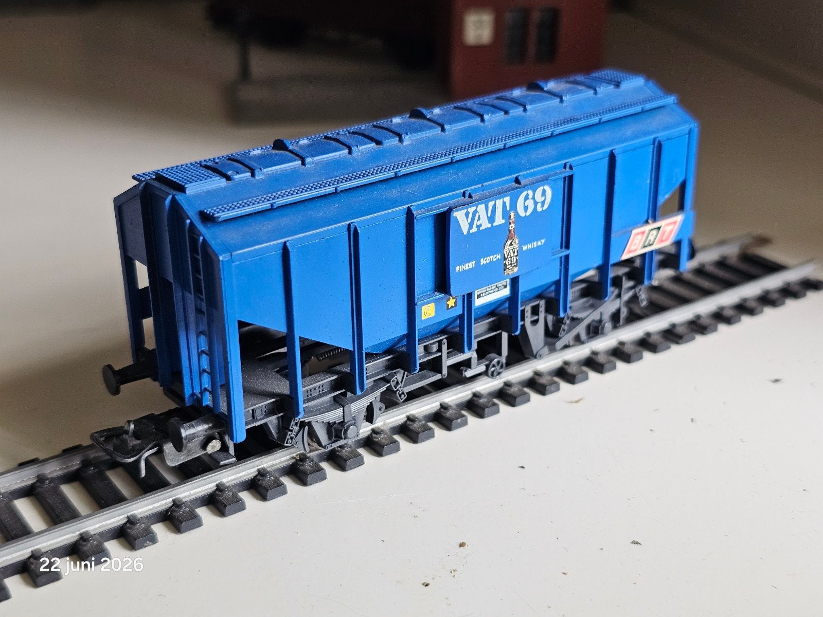 Mooie blauwe HO wagon 'VAT 69' in nieuwstaat, Overige merken, Gelijkstroom, Ophalen of Verzenden, Nieuw