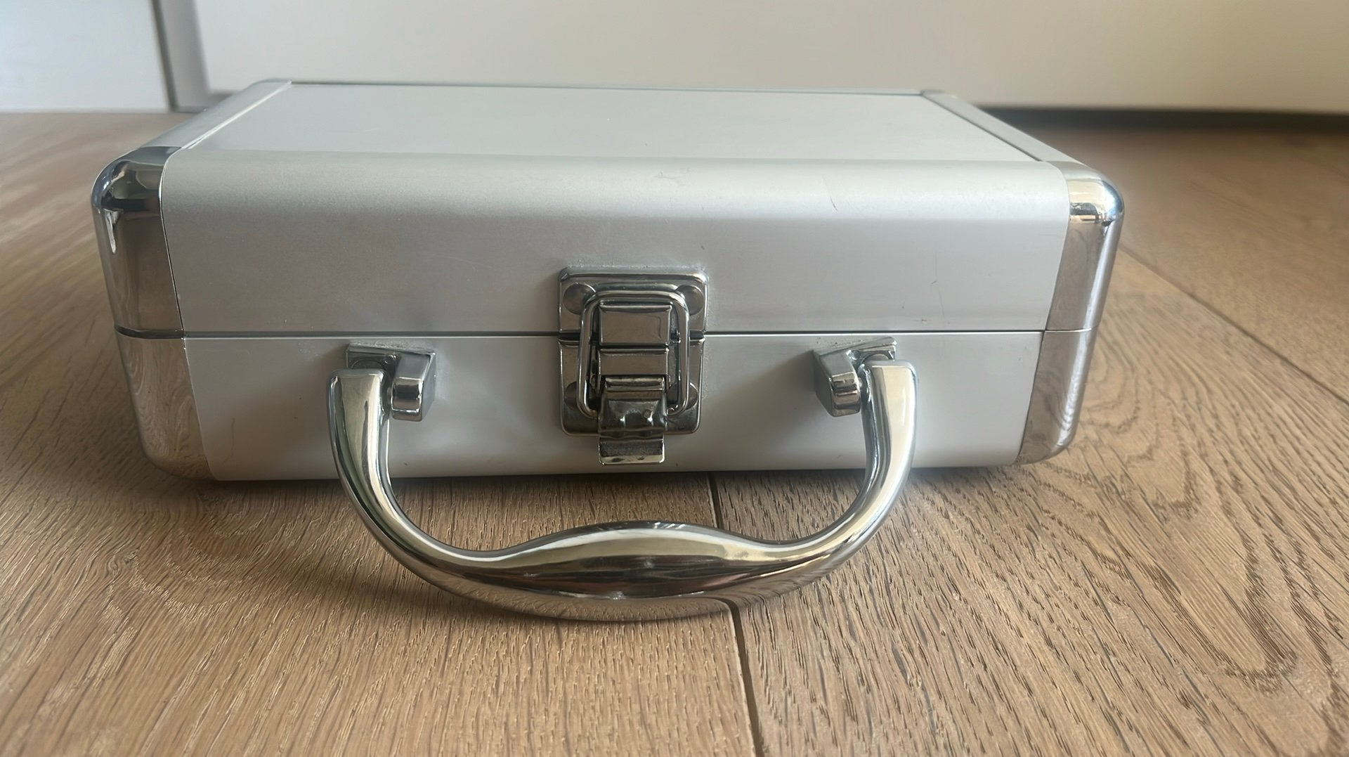 Nintendo wii opbergkoffer + wii nunchuk en wii remote, Spelcomputers en Games, Ophalen of Verzenden, Zo goed als nieuw, Met 1 controller