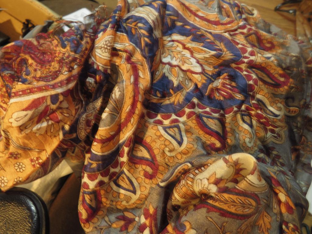 zijde sjaal paisley patroon 170 cm x 72 cm, Kleding | Dames, Mutsen, Sjaals en Handschoenen, Ophalen of Verzenden, Gedragen, Maat 46/48 (XL) of groter