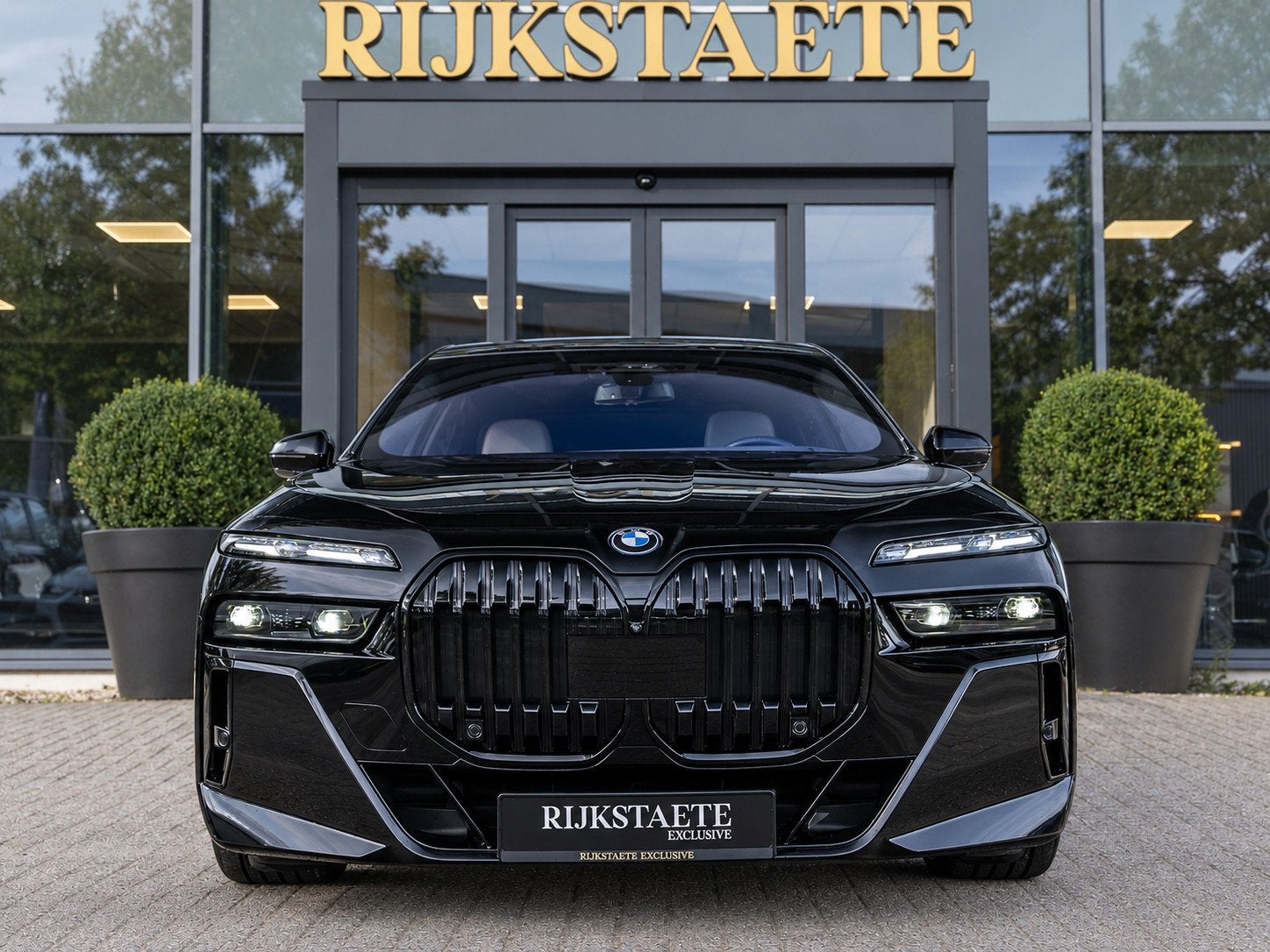BMW 7-serie 750e XDrive|PANO|SKYLOUNGE|B&W|ELDEUR|INC.BTW, Auto's, Automaat, Dealer onderhouden, Gebruikt, Zwart