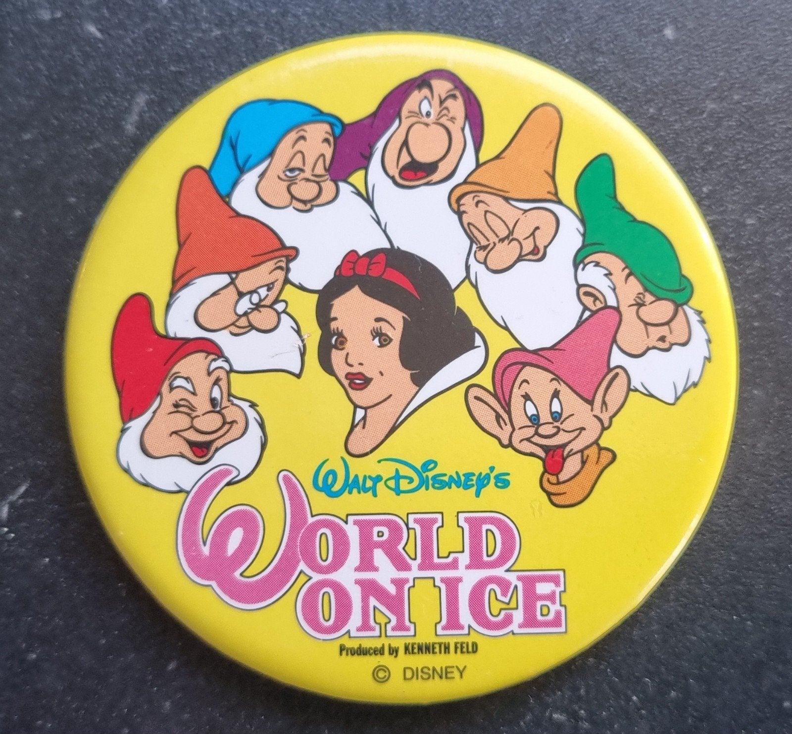 Disney Sneeuwwitje en de Zeven Dwergen World on Ice Pin, Verzamelen, Speldjes, Pins en Buttons, Gebruikt, Button, Overige onderwerpen