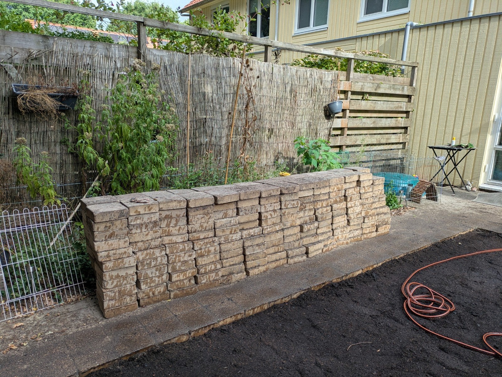 gratis afhalen 308 20x20cm tegels, Tuin en Terras, Ophalen, 10 m² of meer, Beton, Gestraald