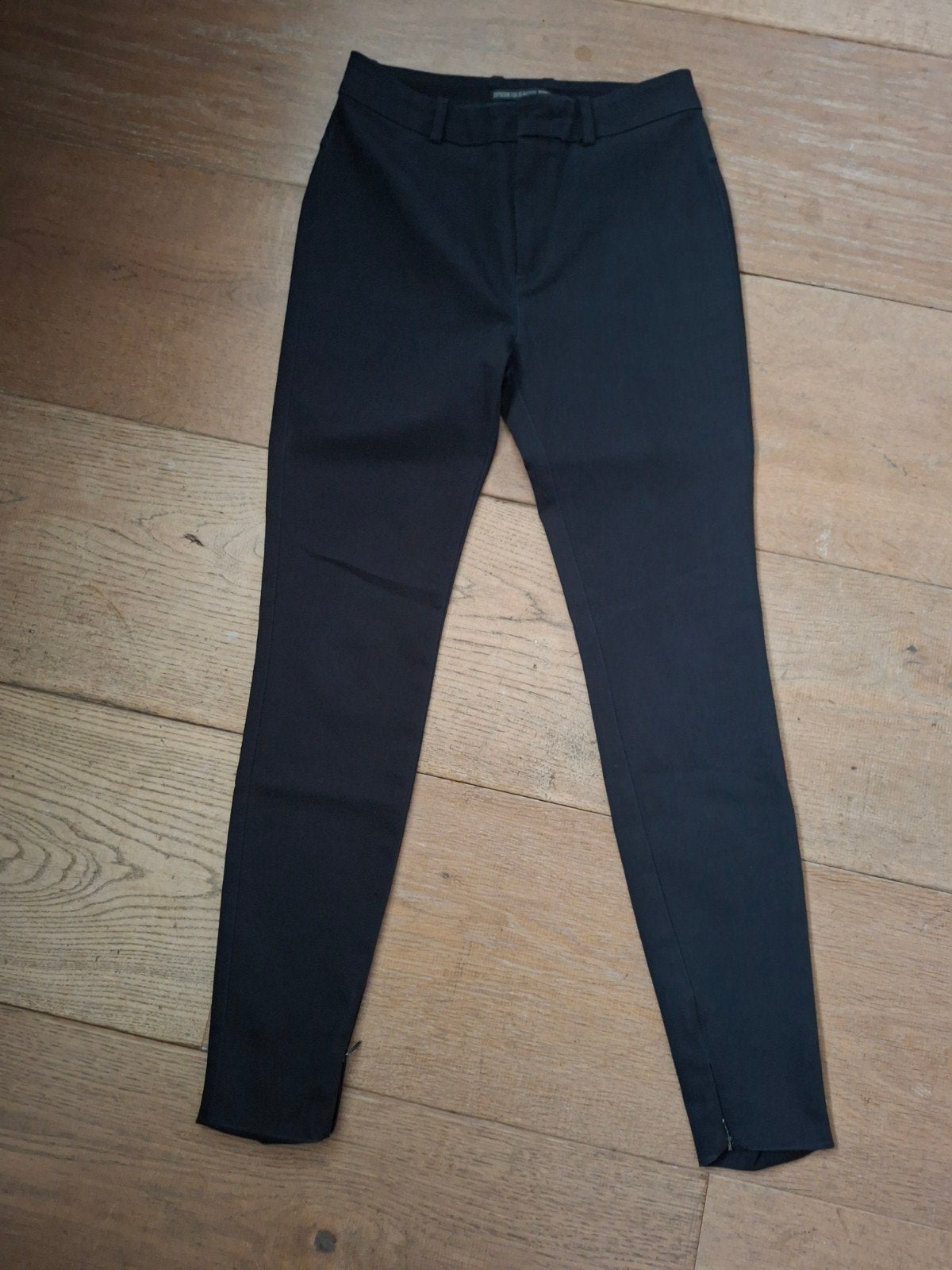 Drykorn zwarte broek met ritsen aan de onderkant, Kleding | Dames, Drykorn, Zwart, Ophalen of Verzenden, Maat 34 (XS) of kleiner