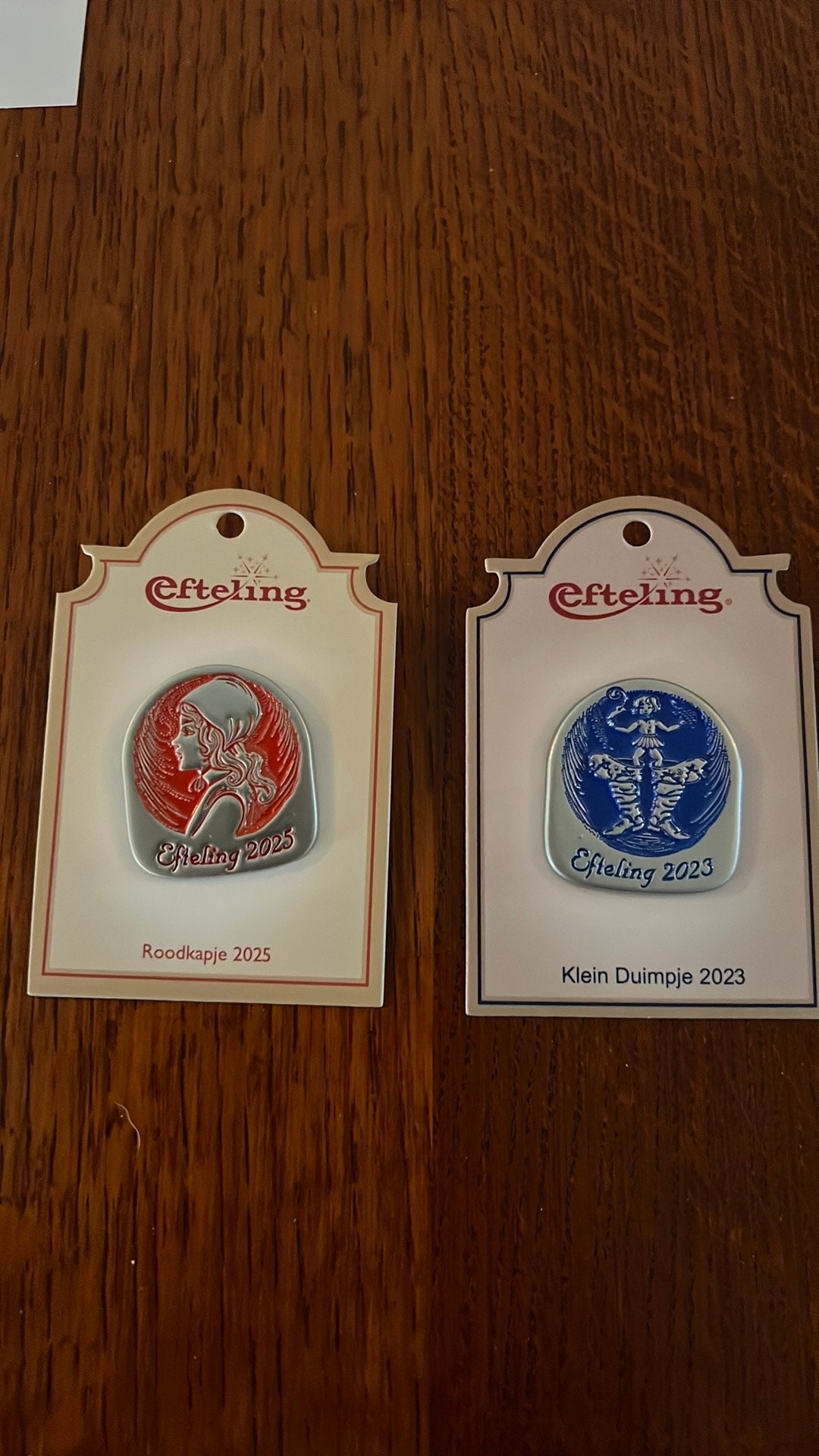 Efteling jaarpins 2023 en 2025, Ophalen of Verzenden, Zo goed als nieuw, Button of Speldje