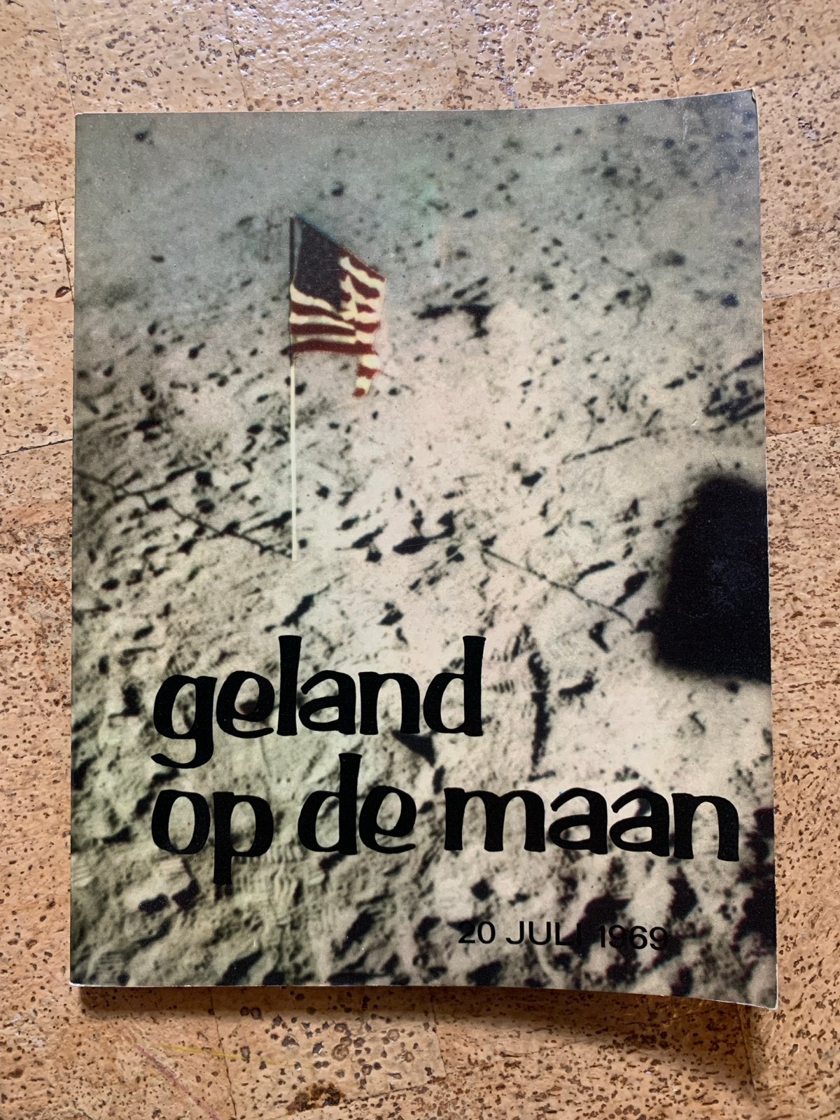 Geland op de maan - TJ. E. de Vries (1969), Ophalen of Verzenden, Gelezen, Nederland