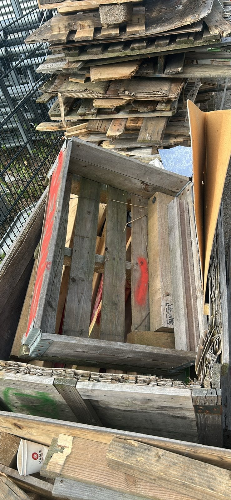 Gratis brandhout: Oude pallets en houtresten, Tuin en Terras, Haardhout, Minder dan 3 m³, Ophalen, Overige houtsoorten, Blokken