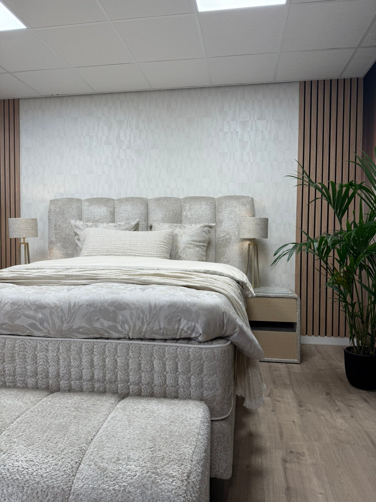 Foto 7 van Luxe Serta Boxspring Ibiza Met Nachtkastje en Bedbank