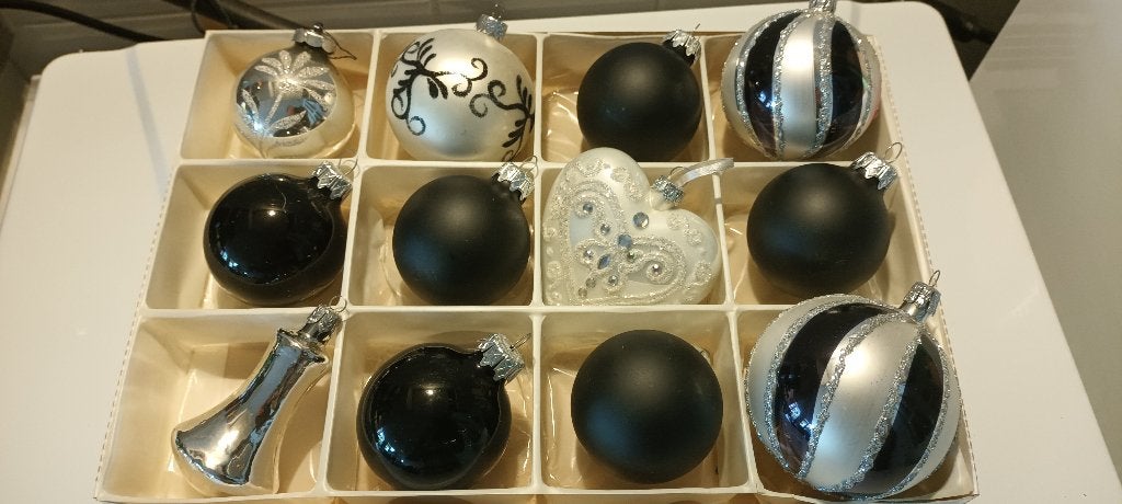 13 kerstballen in zwart/wit/zilver, Ophalen of Verzenden, Gebruikt
