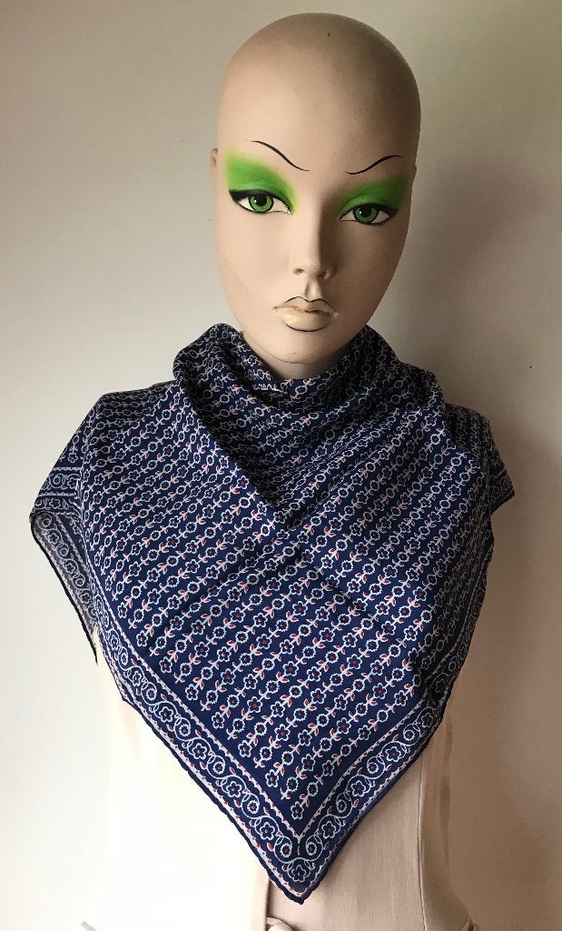 Sjaal Zijde Blauw wit rood met bloemetjes - vintage nr 9., Ophalen of Verzenden, Zo goed als nieuw, Maat 46/48 (XL) of groter