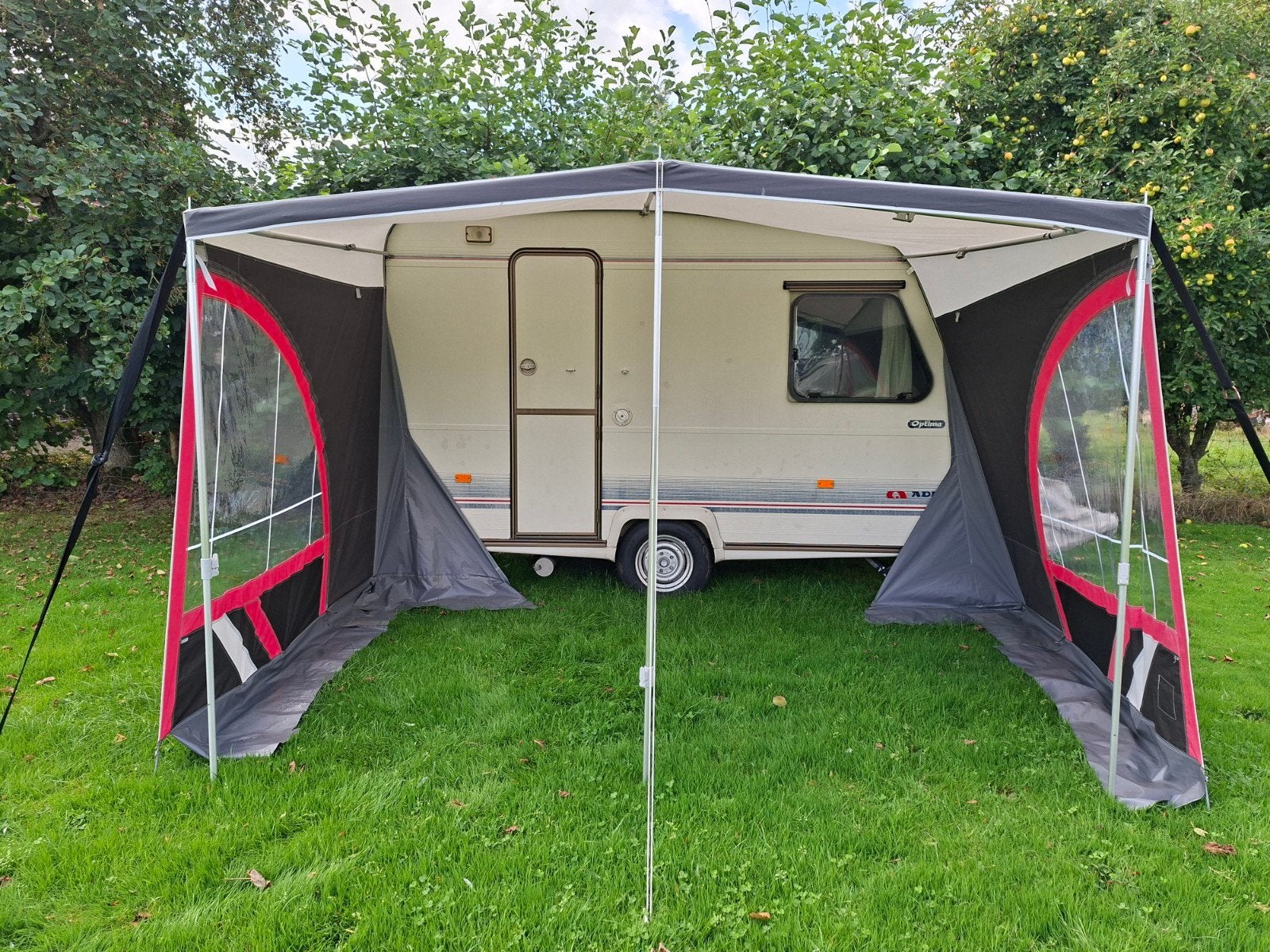 Adria 4256 DO, Caravans en Kamperen, Caravans, Particulier, tot en met 3, 500 - 750 kg, Treinzit, Adria, Dwarsbed, 4 tot 5 meter