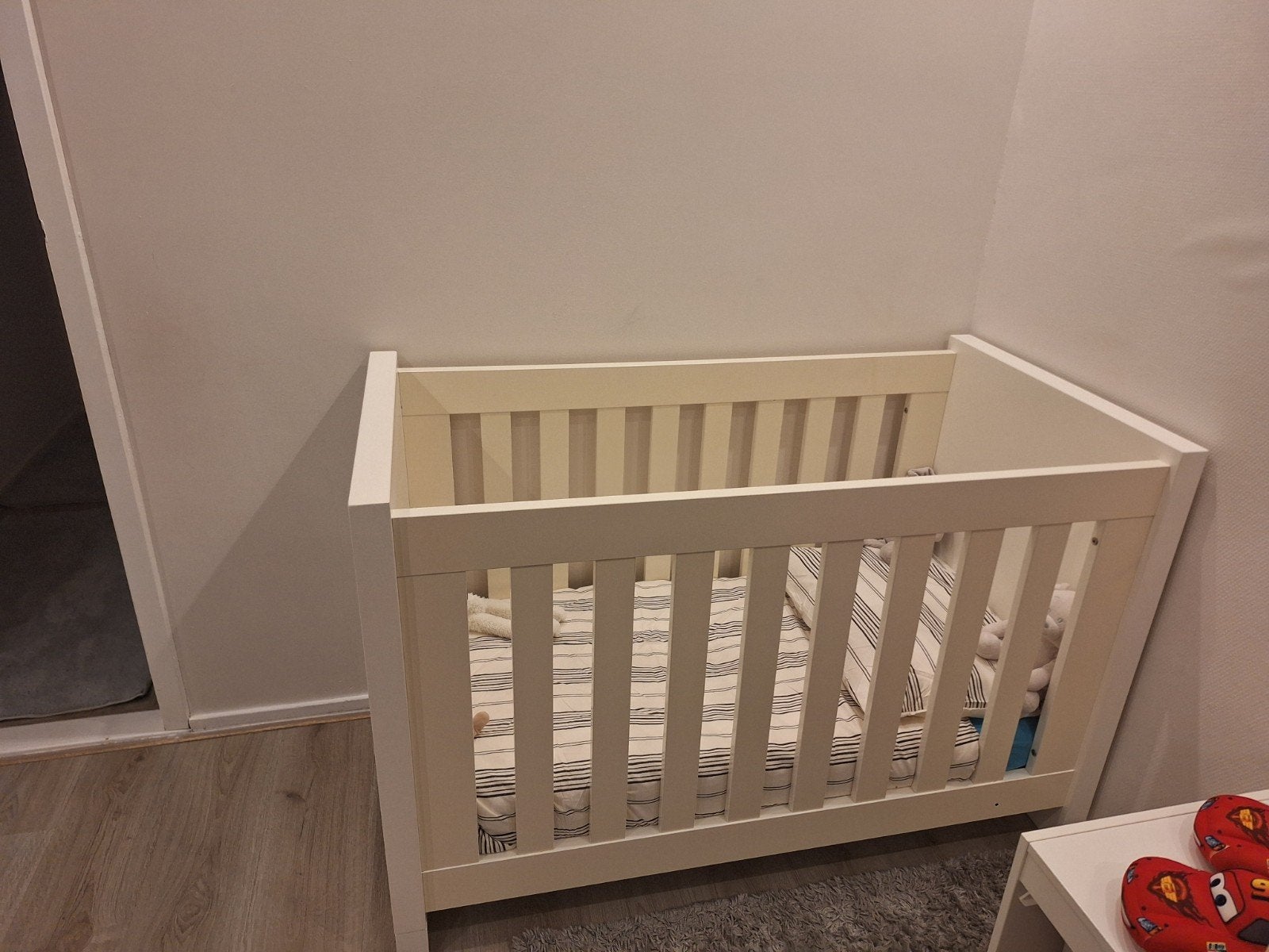 Ledikant met Aerosleep matras en beschermers, Kinderen en Baby's, Ophalen of Verzenden, Zo goed als nieuw, Ledikant
