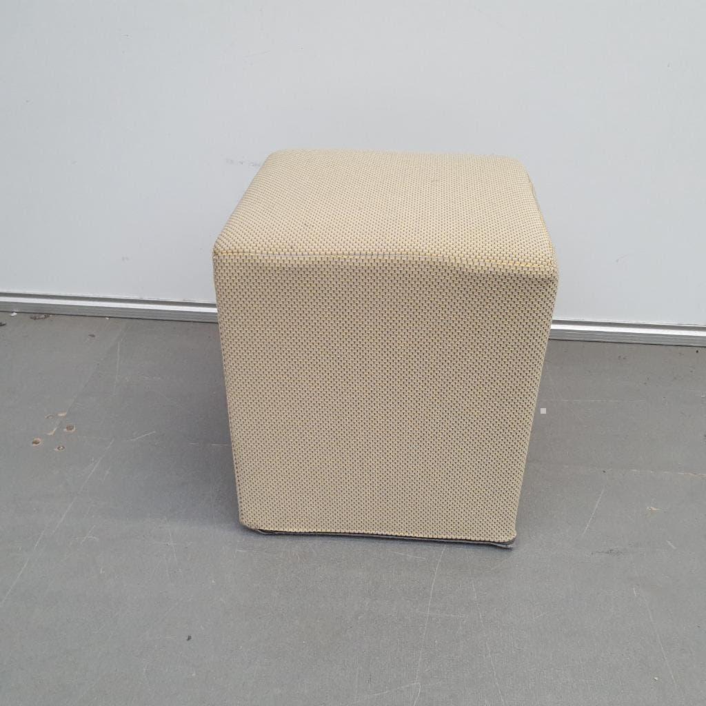 4x Softline poef voetenbankje met gele stof zithoogte 44 cm, Huis en Inrichting, Ophalen, Gebruikt, 125 cm of meer, Stof
