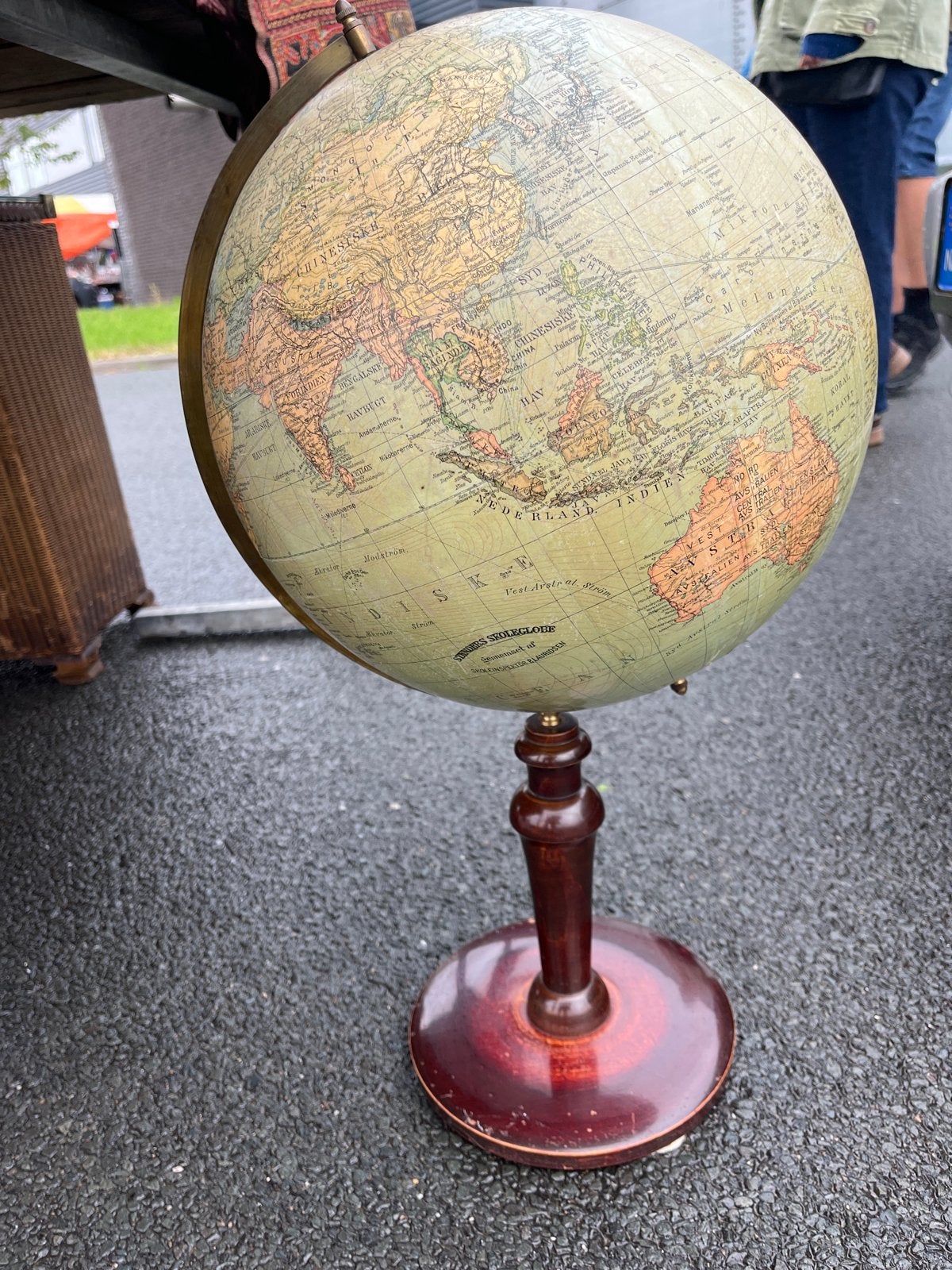 Antieke Wereldbol op Houten Voet - 56 cm, Gebruikt, Draaibaar, Ophalen of Verzenden, Antieke wereldbol