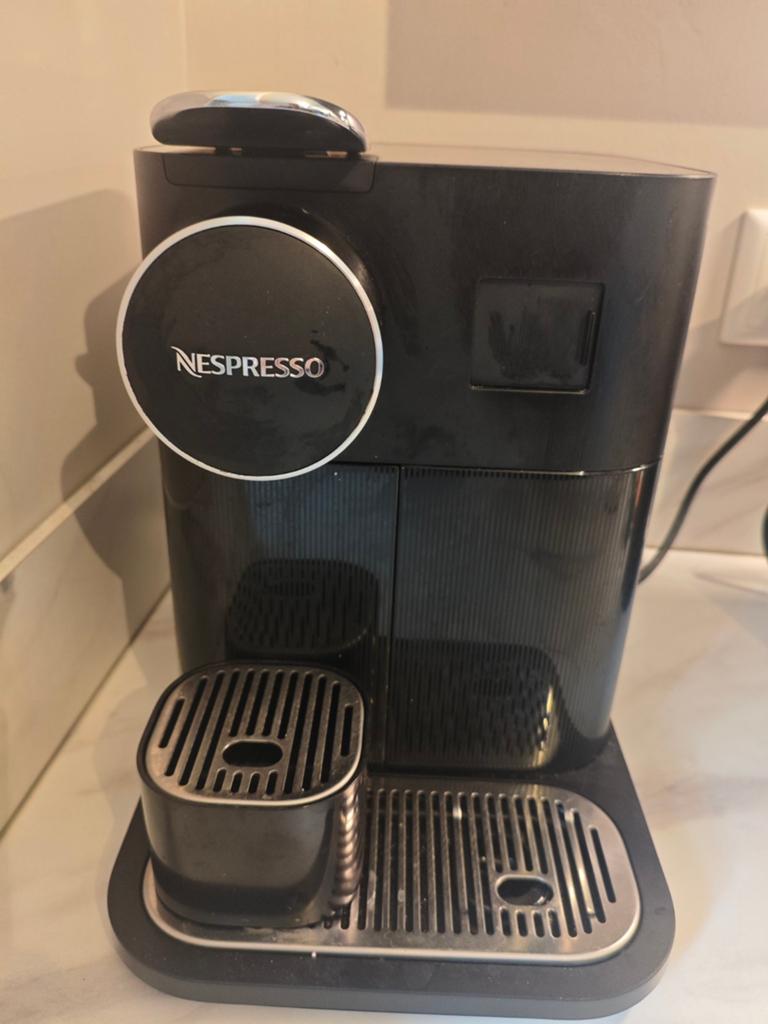 Nespresso Gran Lattissima met geïntegreerde melkopschuimer, Ophalen, Gebruikt, Koffiemachine, Koffiepads en cups